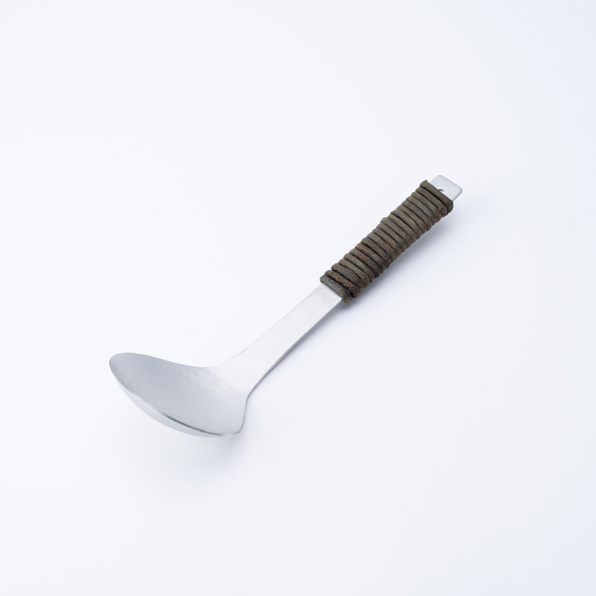 Cucharón de aluminio martillado