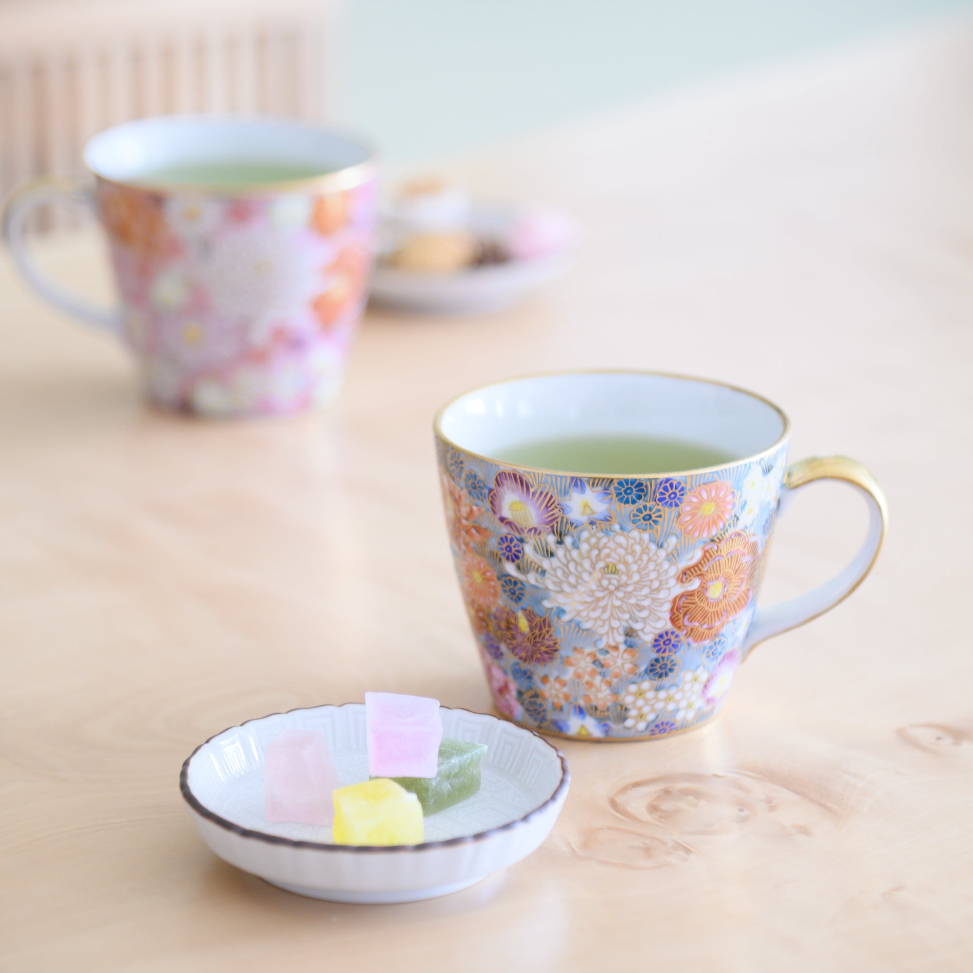 Taza floral con borde dorado de Hanazume