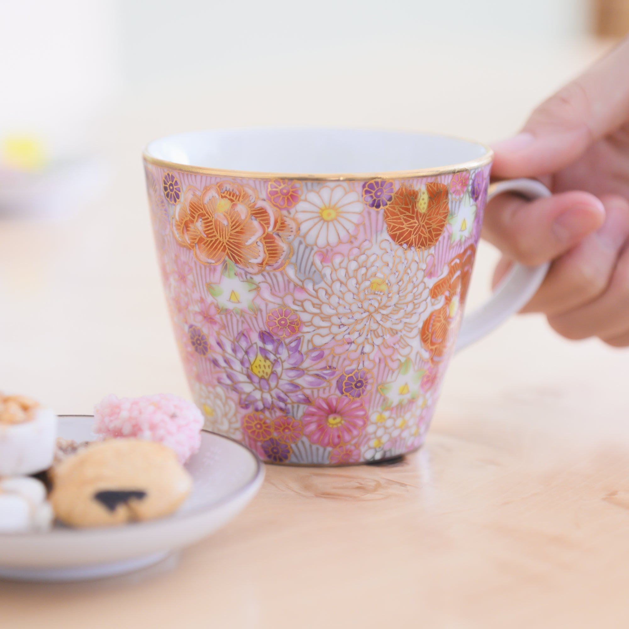 Taza floral con borde dorado de Hanazume