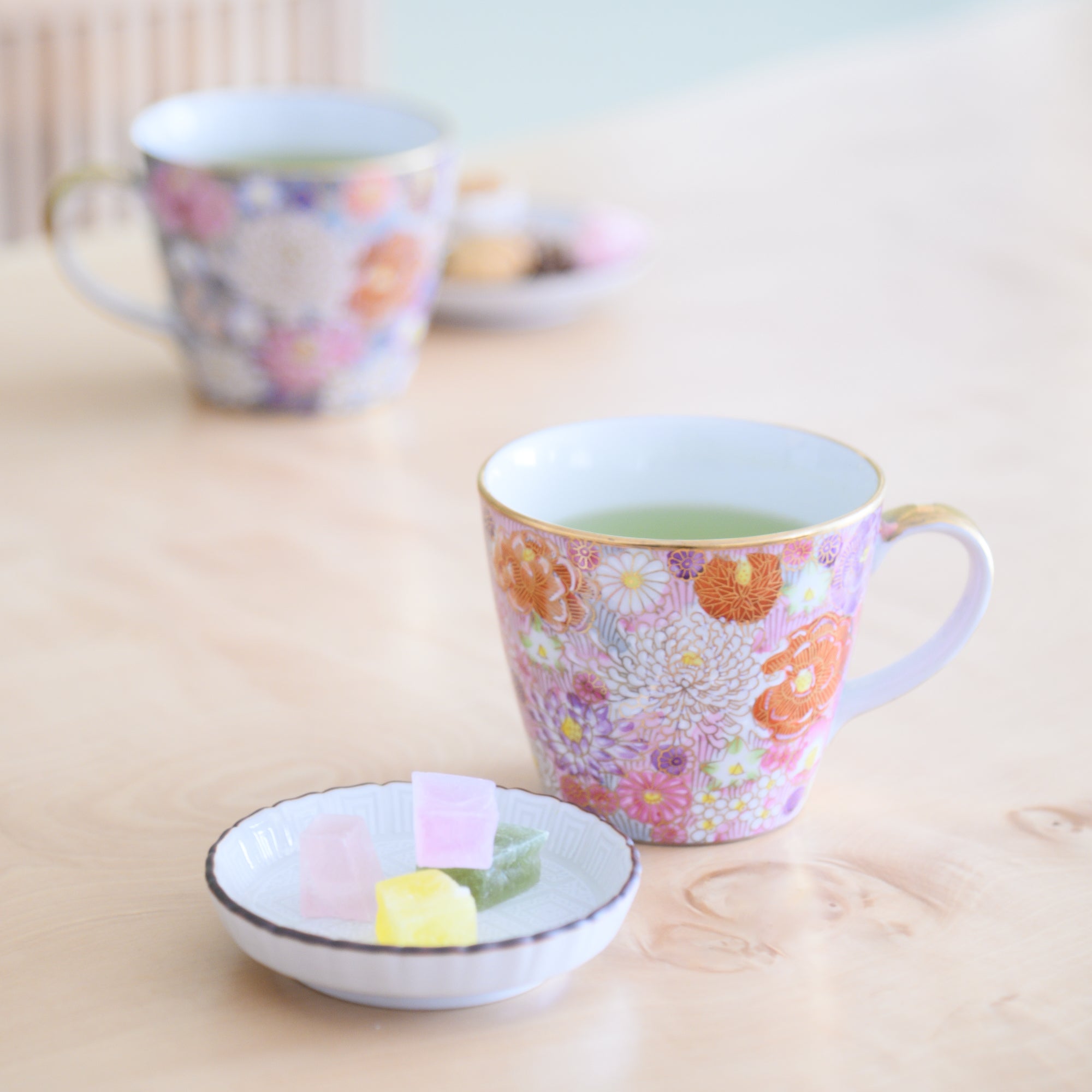 Taza floral con borde dorado de Hanazume