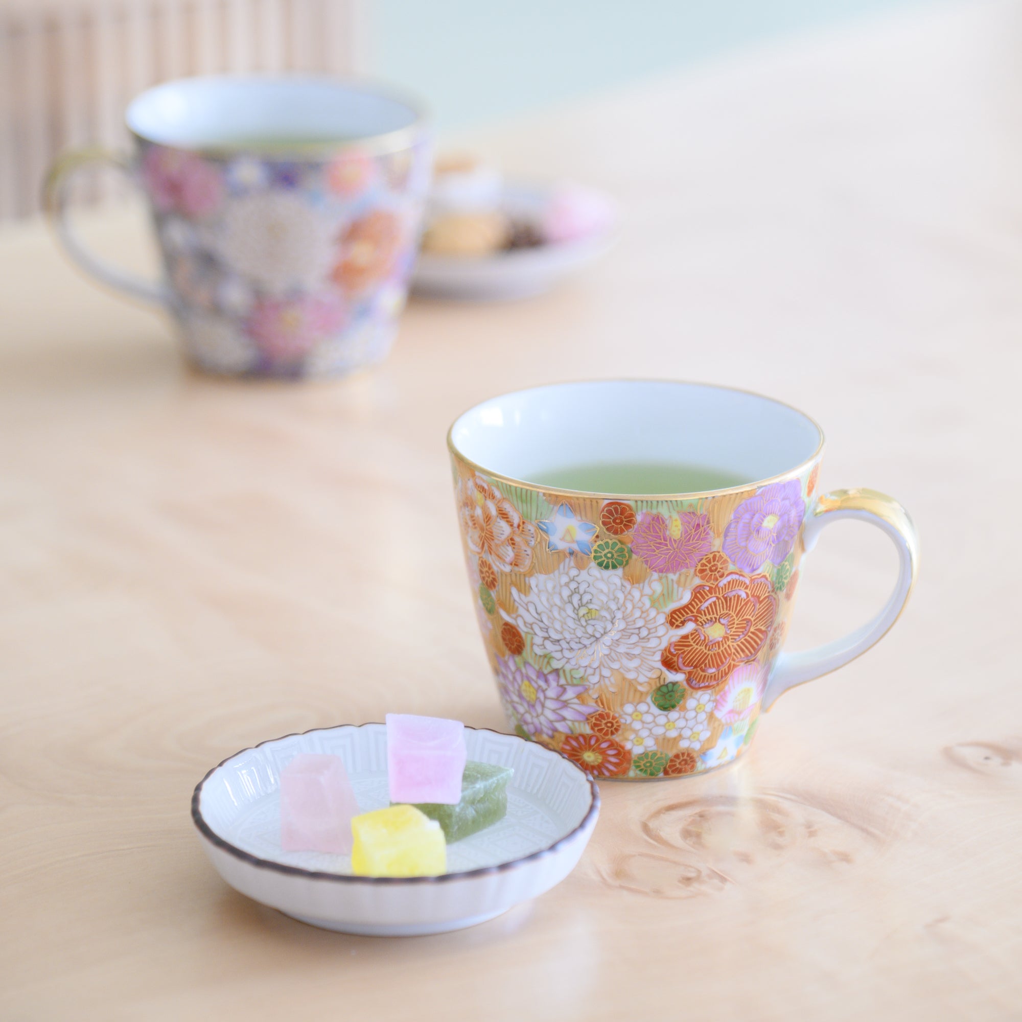 Taza floral con borde dorado de Hanazume