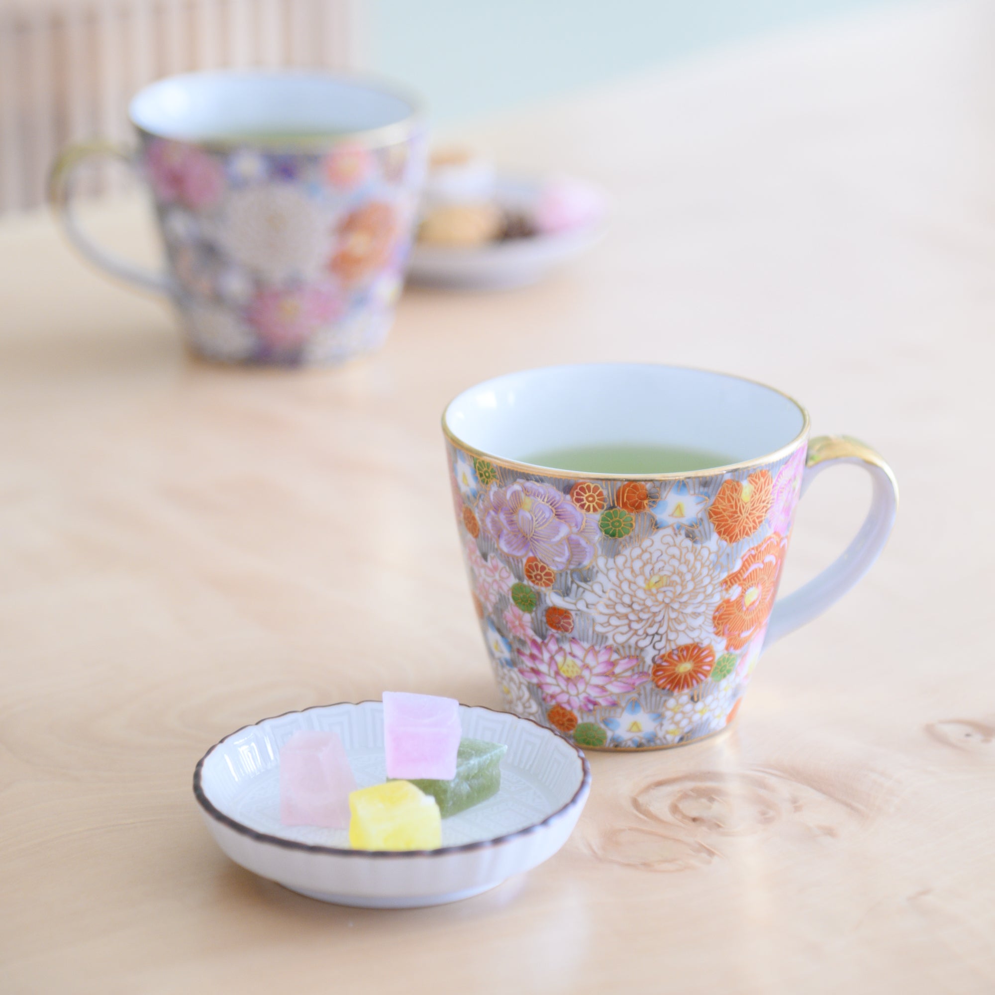 Taza floral con borde dorado de Hanazume