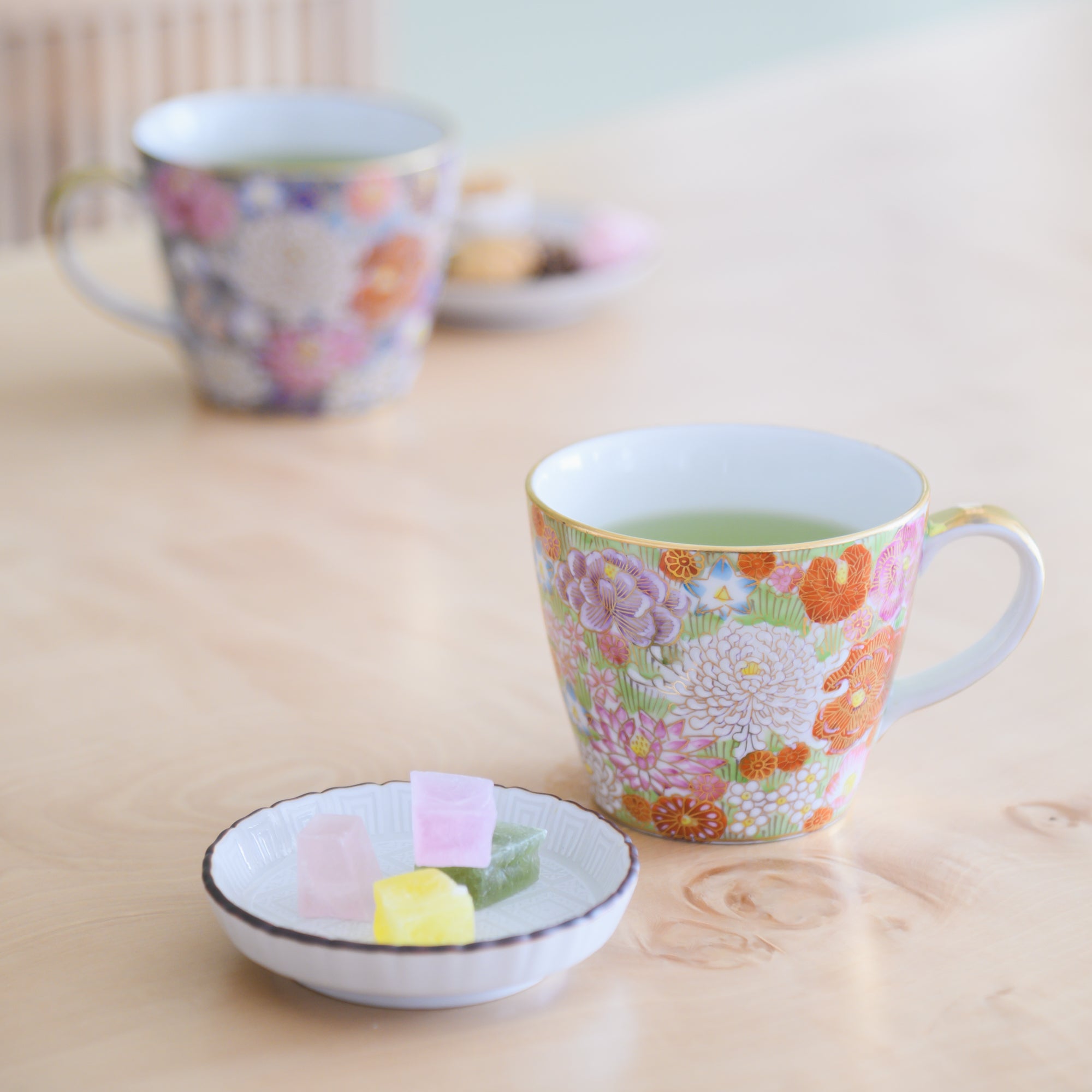 Taza floral con borde dorado de Hanazume