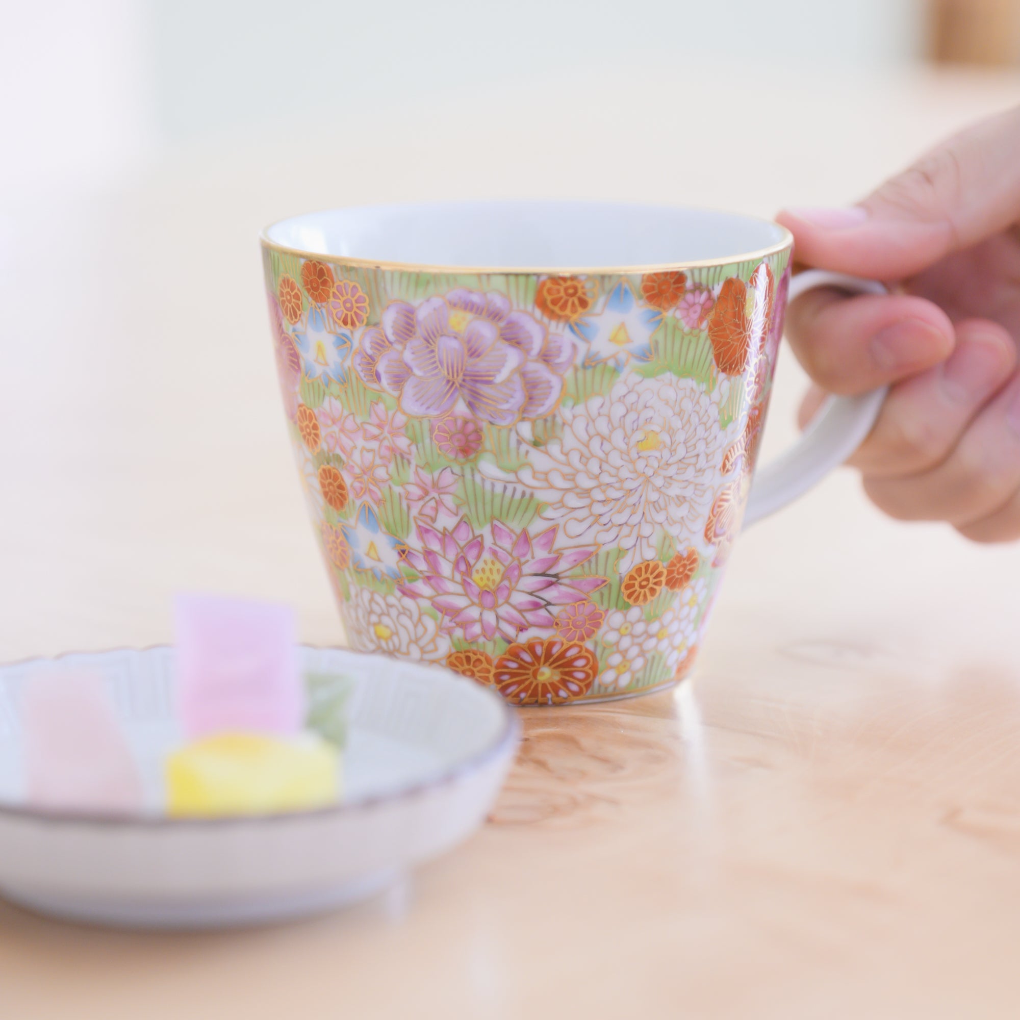 Taza floral con borde dorado de Hanazume