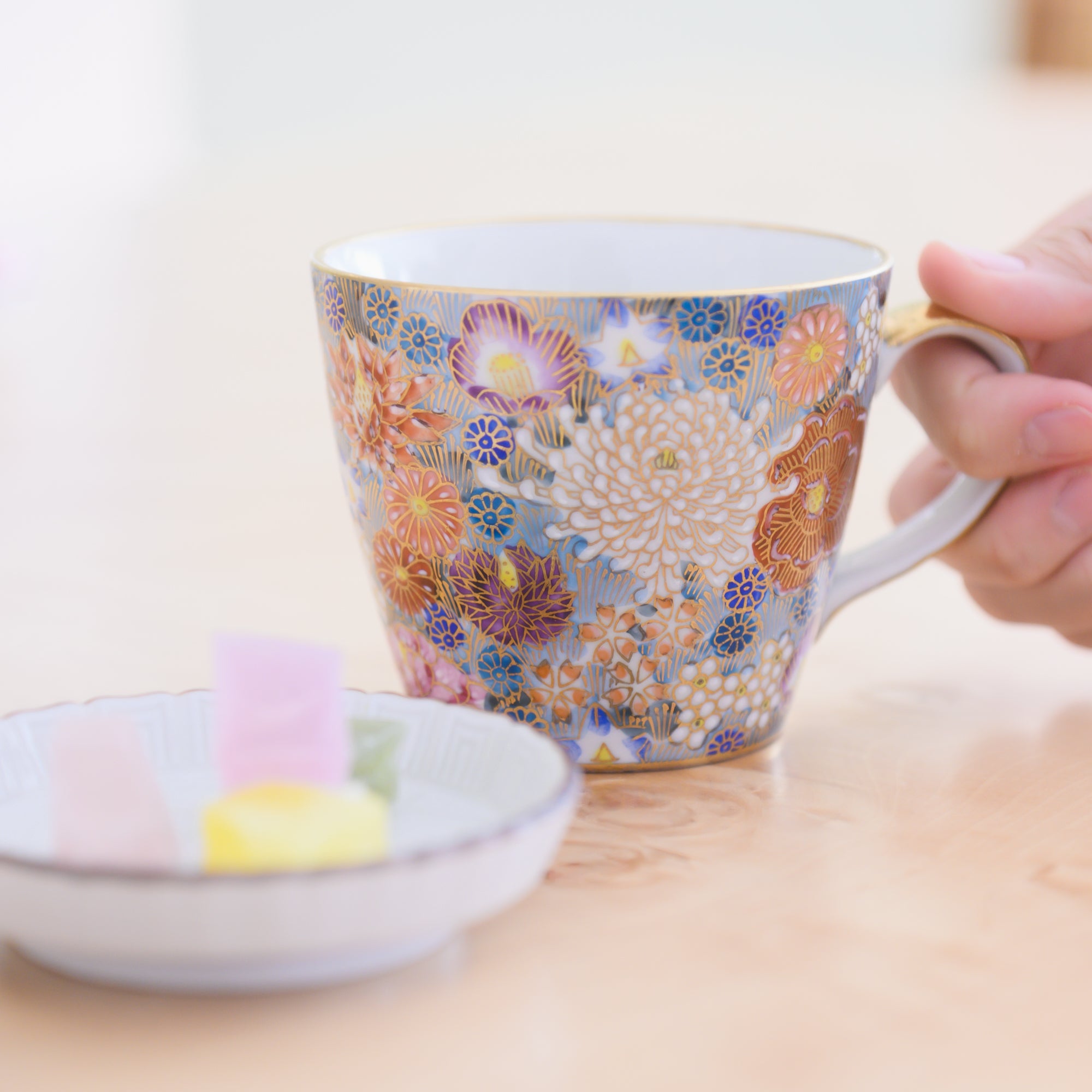 Taza floral con borde dorado de Hanazume