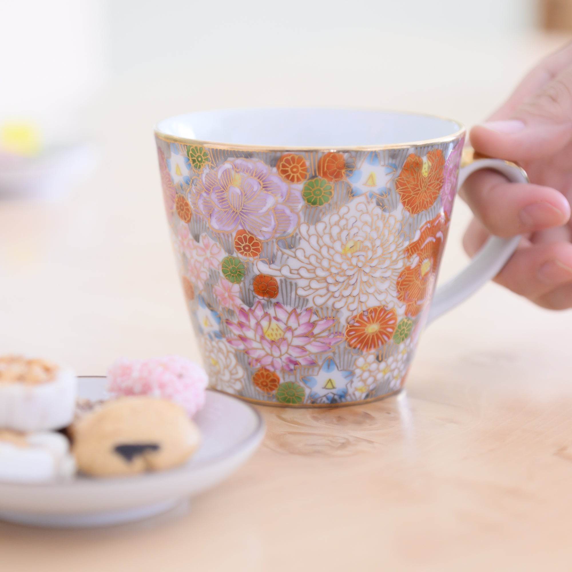 Taza floral con borde dorado de Hanazume