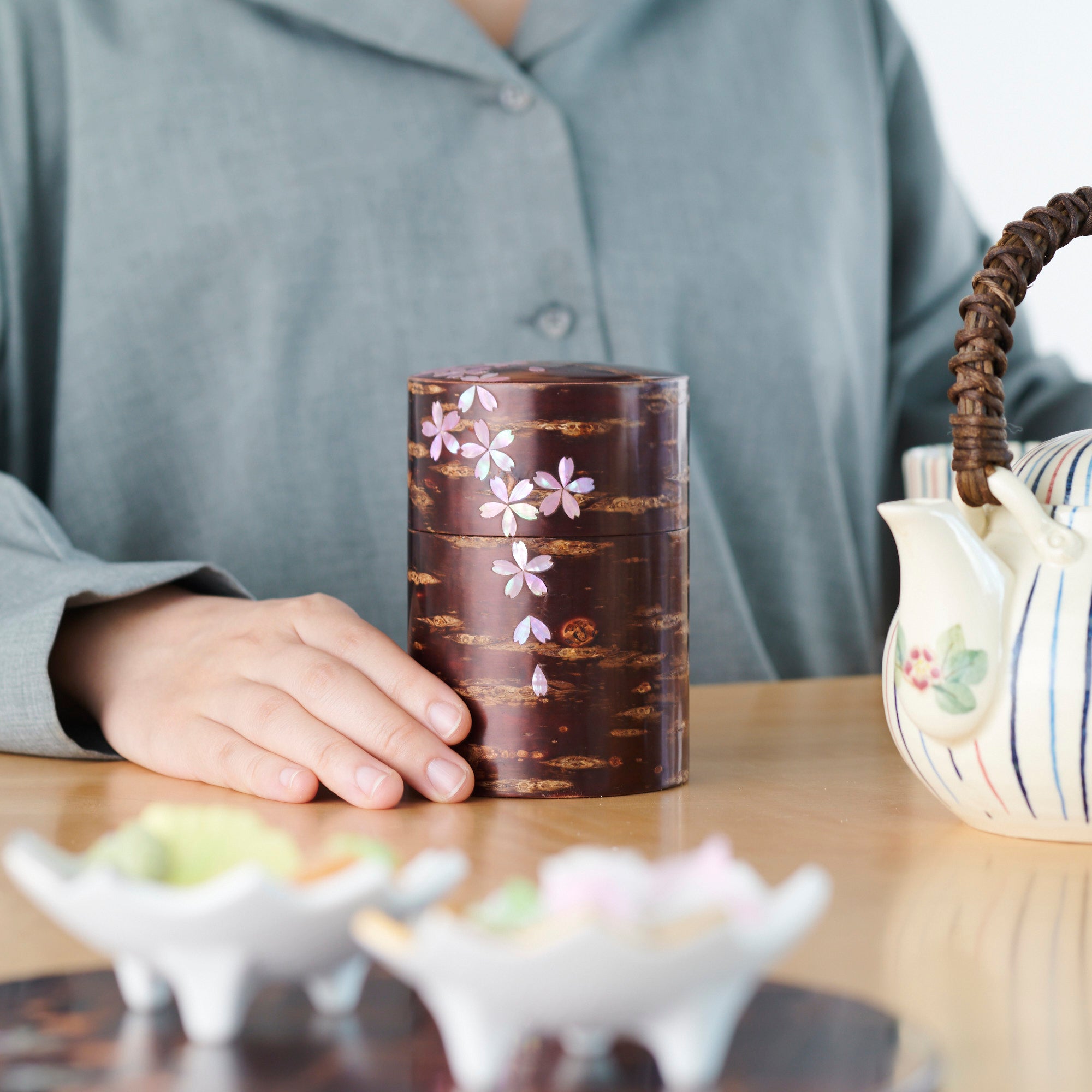 Recipiente para té Sakura Fubuki con incrustaciones de concha rosa