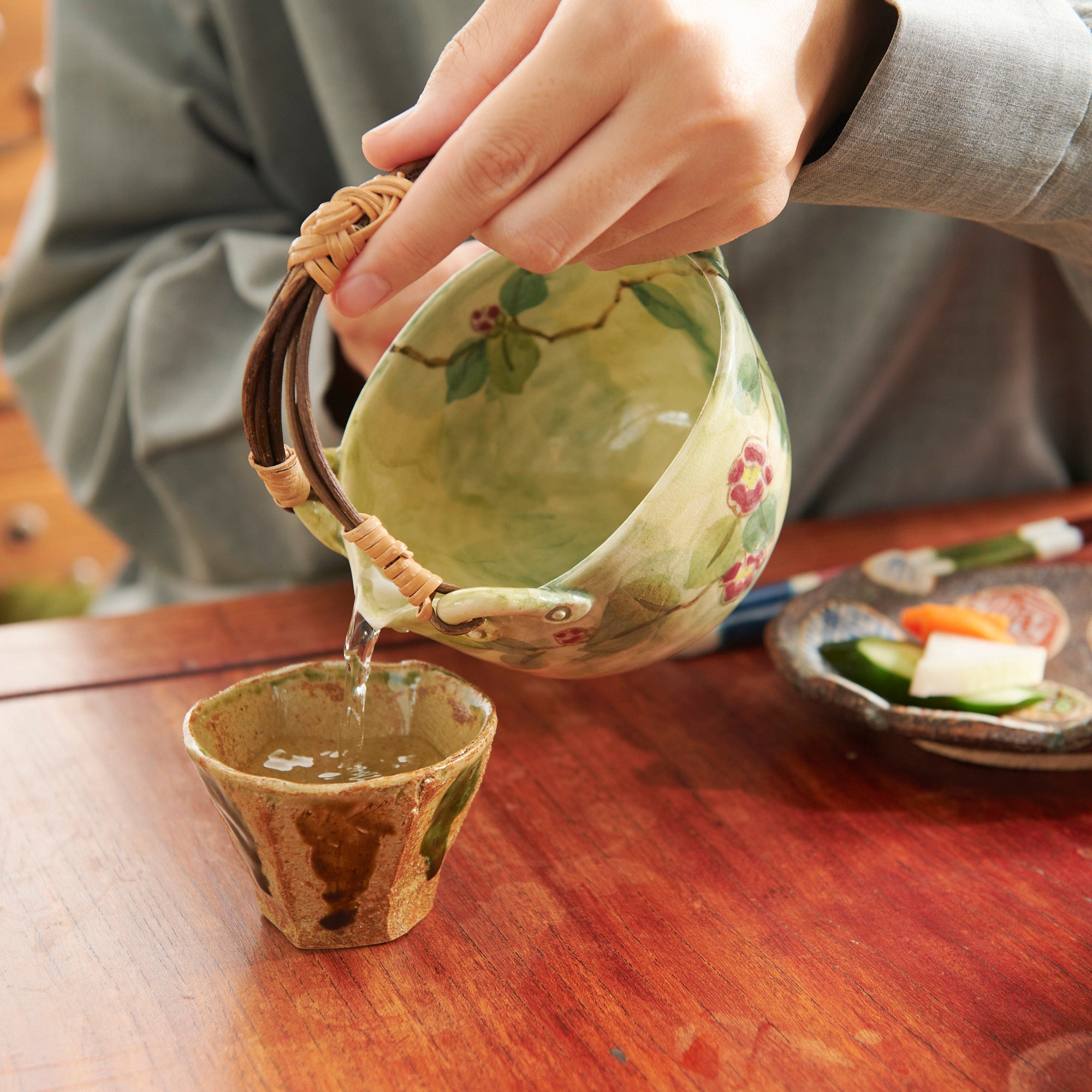 Tosen Kiln Camellia Kiyomizu Ware Katakuchi Sake Carafe