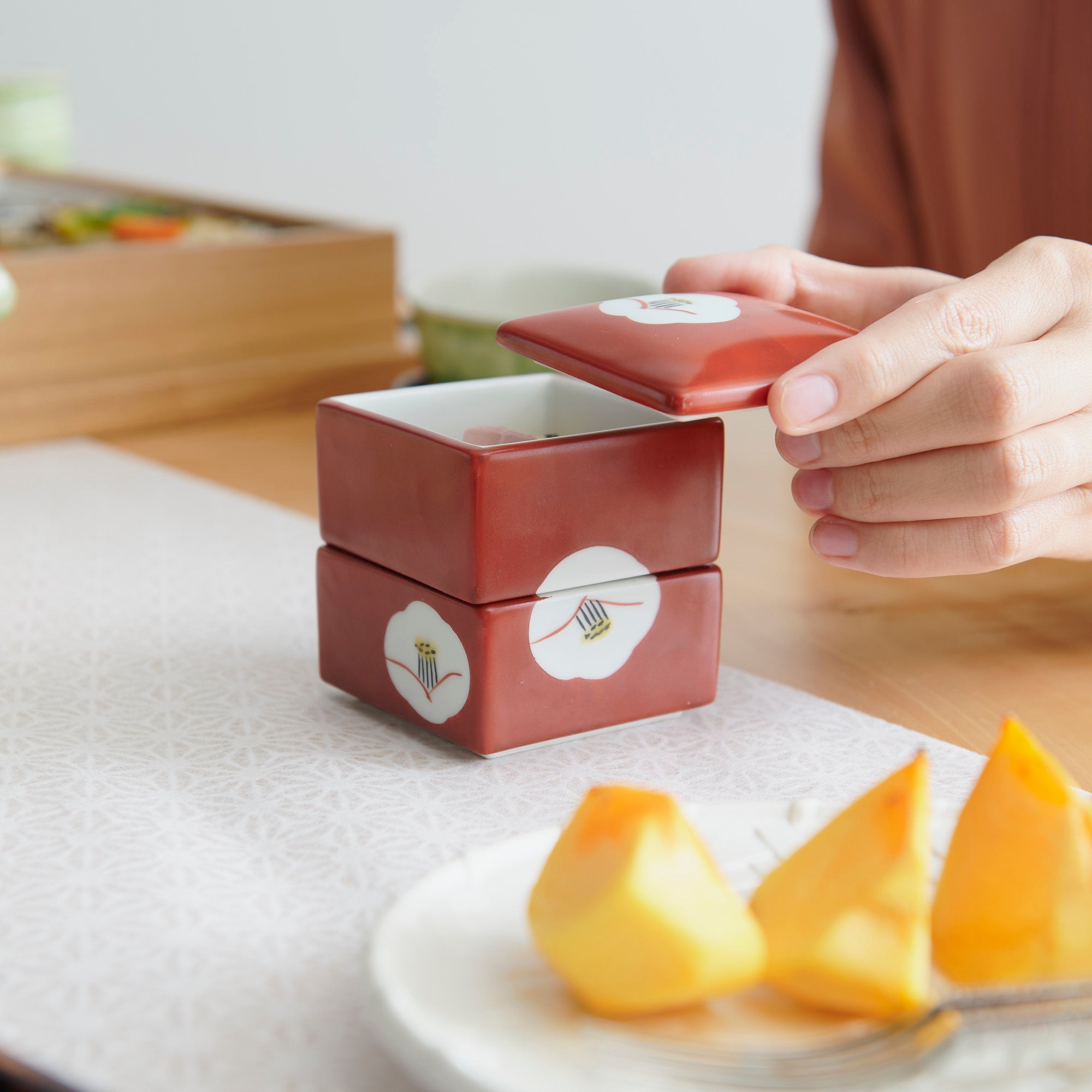Caja pequeña de dos niveles con camelia blanca