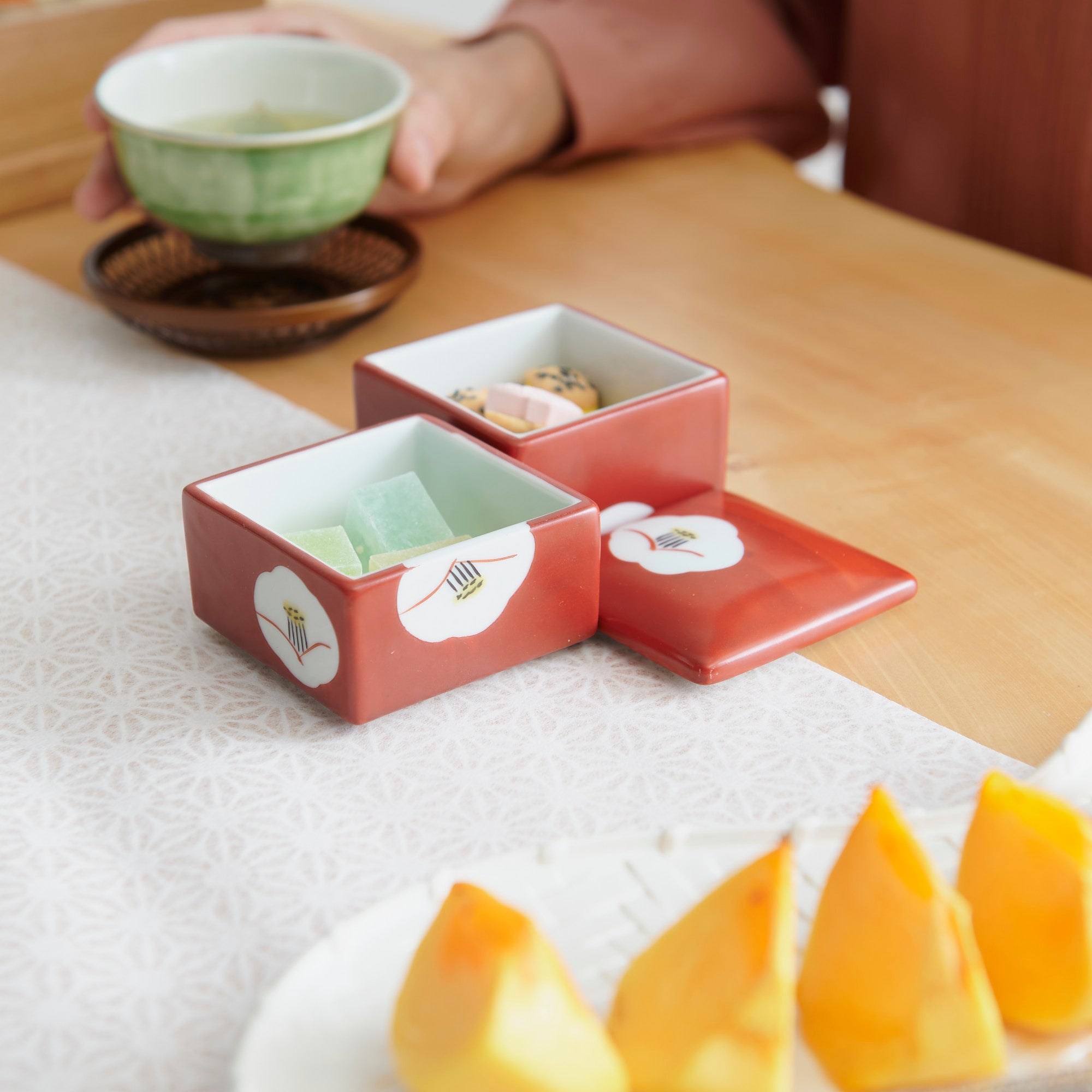 Caja pequeña de dos niveles con camelia blanca