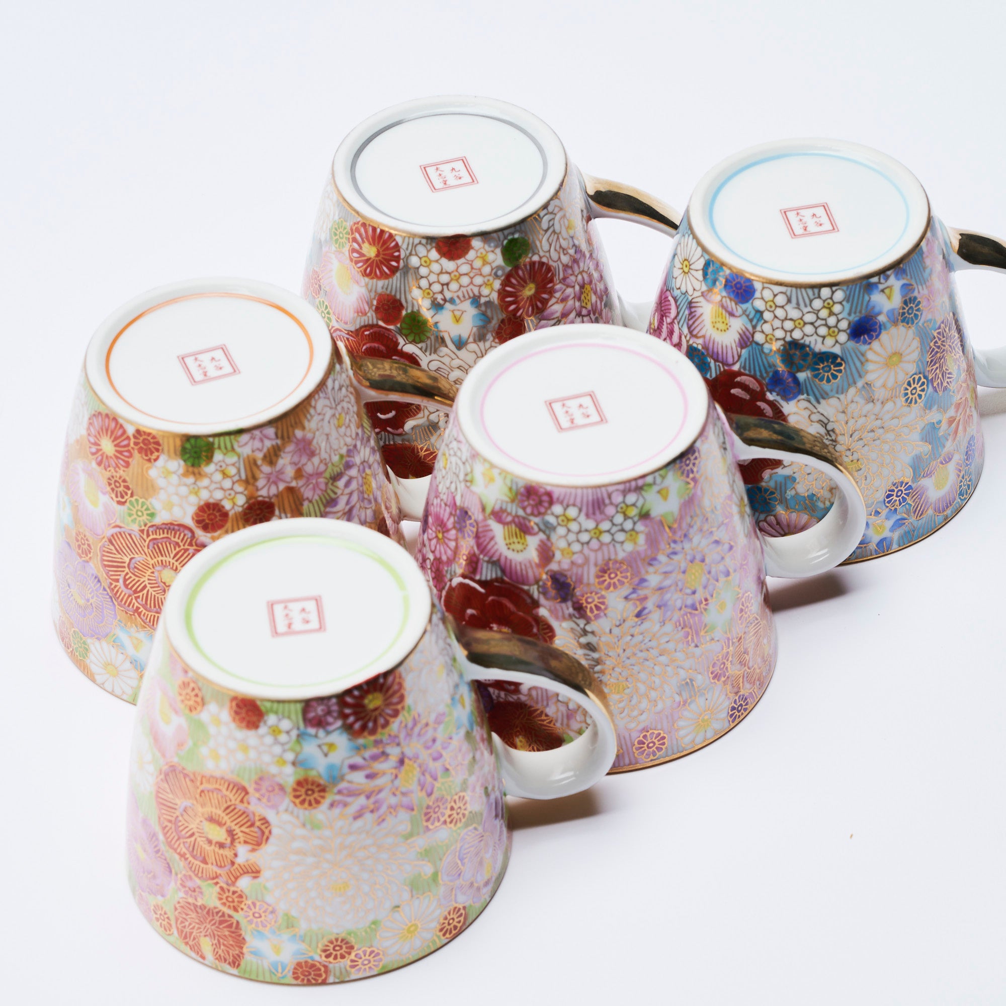 Taza floral con borde dorado de Hanazume