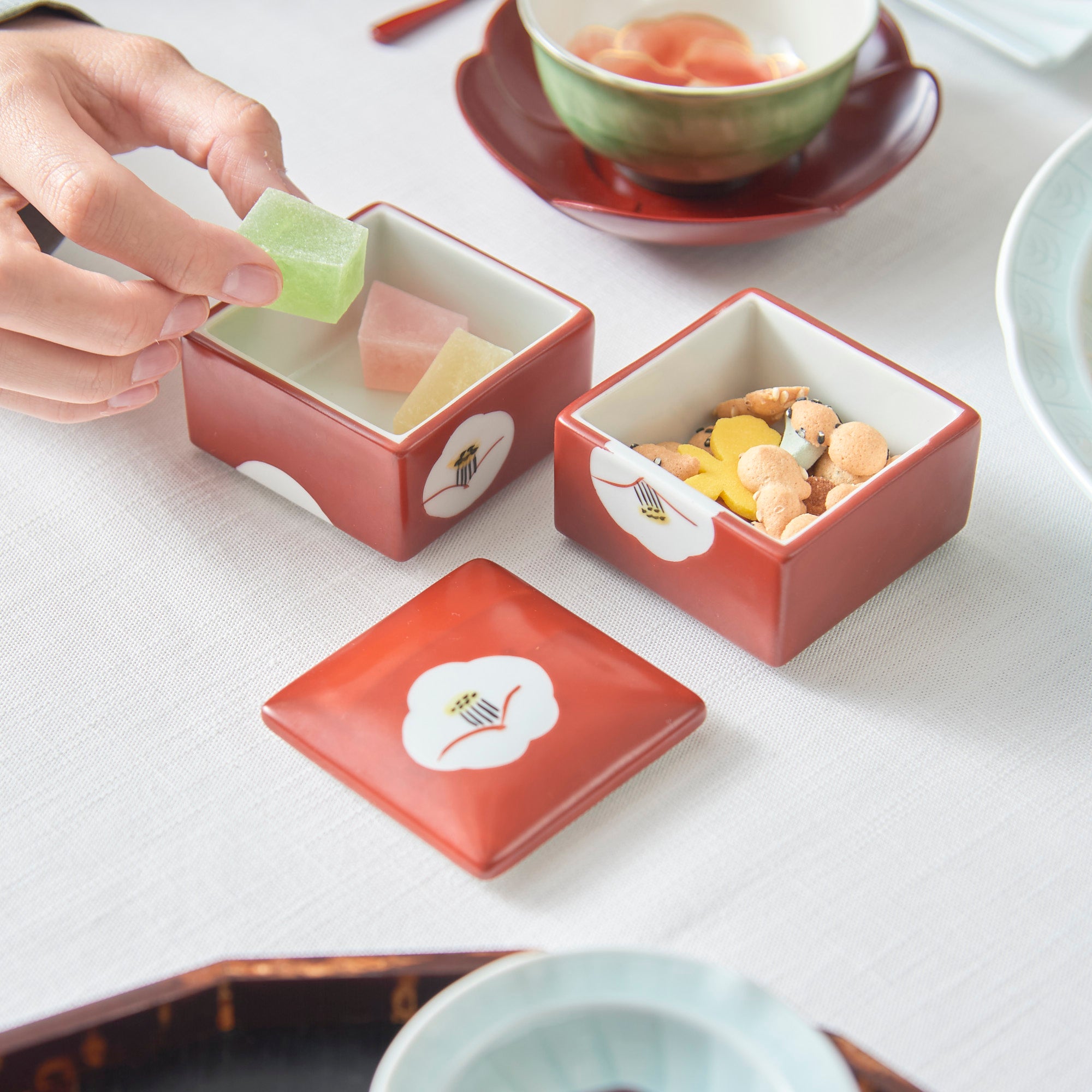 Caja pequeña de dos niveles con camelia blanca