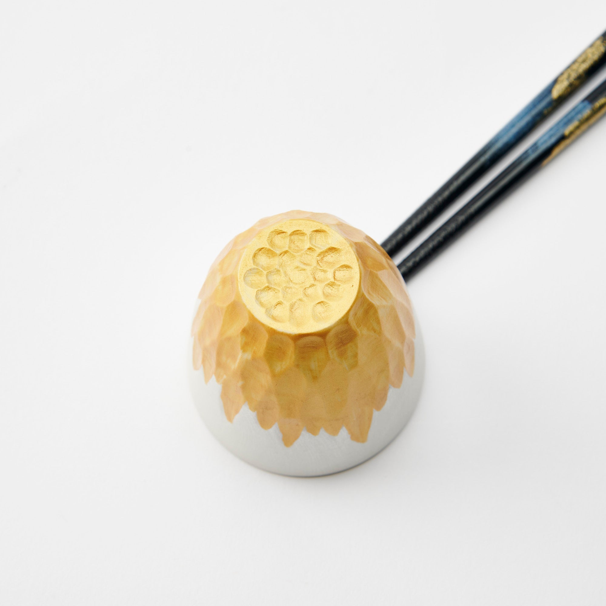 Juego de sake con grabado floral dorado y plateado