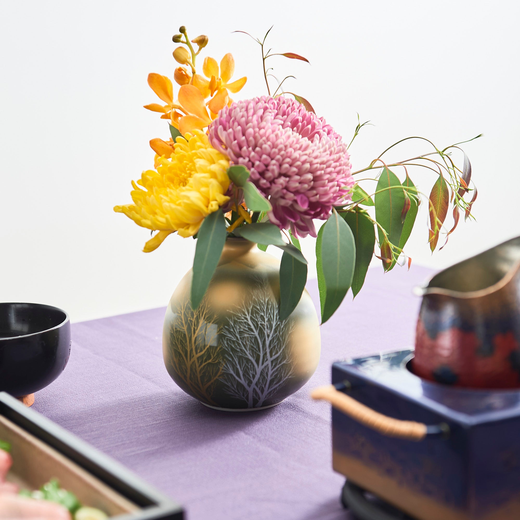 Jarrón japonés con flores de árbol y nube dorada
