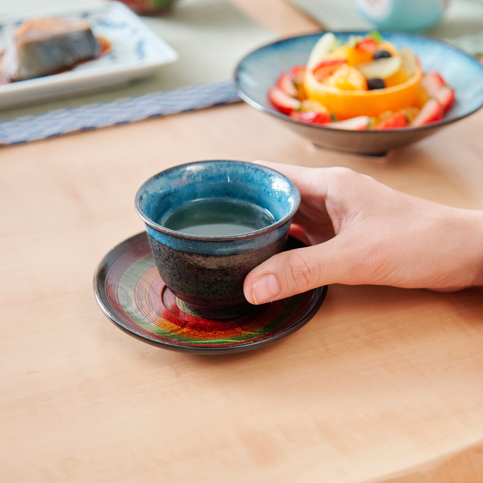 Taza de té japonesa negra y azul