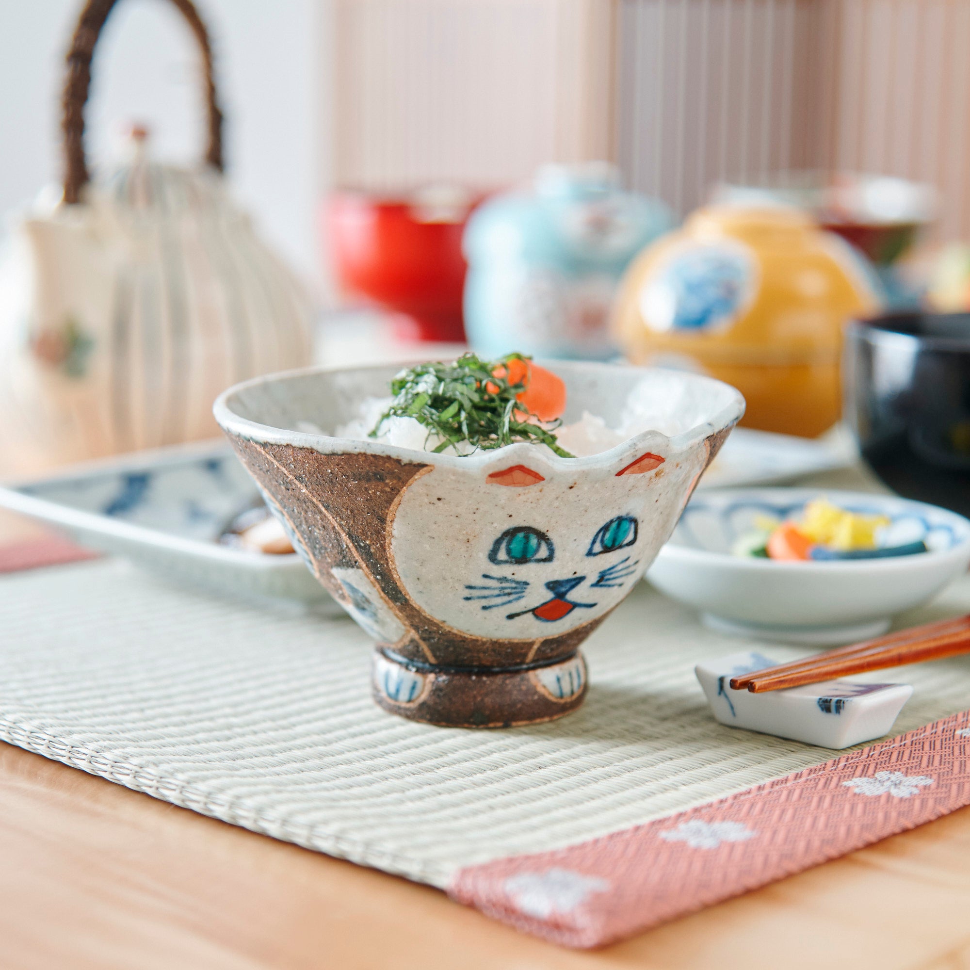Cuenco de arroz japonés con diseño de gato juguetón