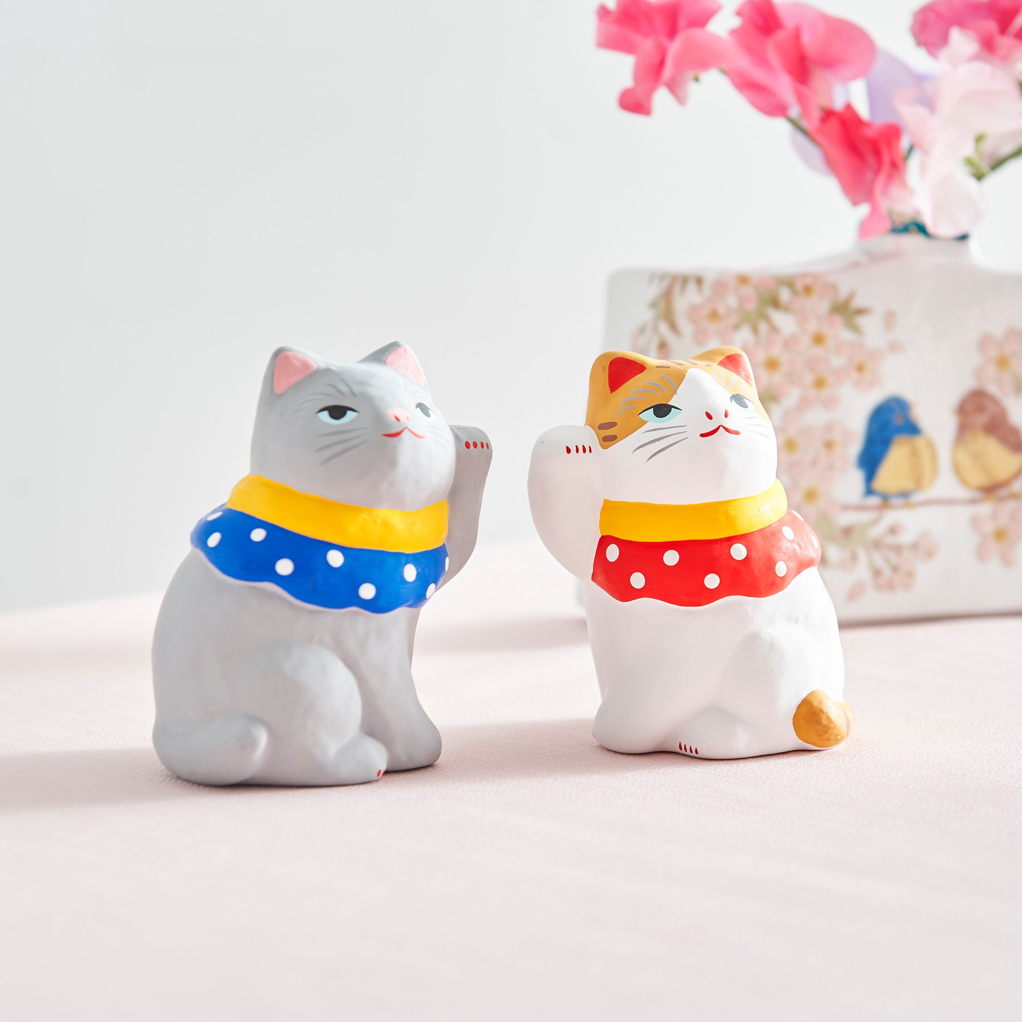 Maneki Neko gris bien vestido