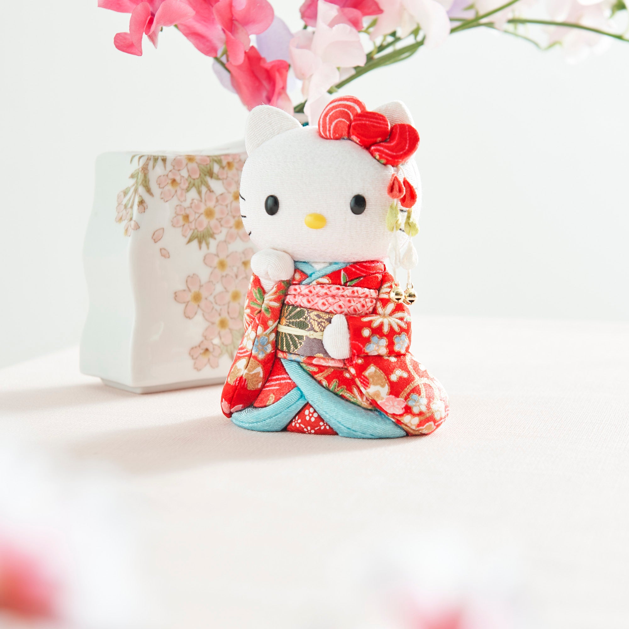 Gato de la suerte de Hello Kitty con estilo Maiko rojo