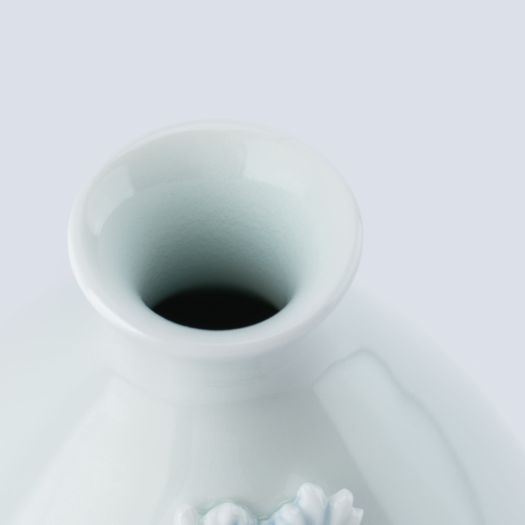 Hirado Chrysanthemum Sometsuke Flower Vase