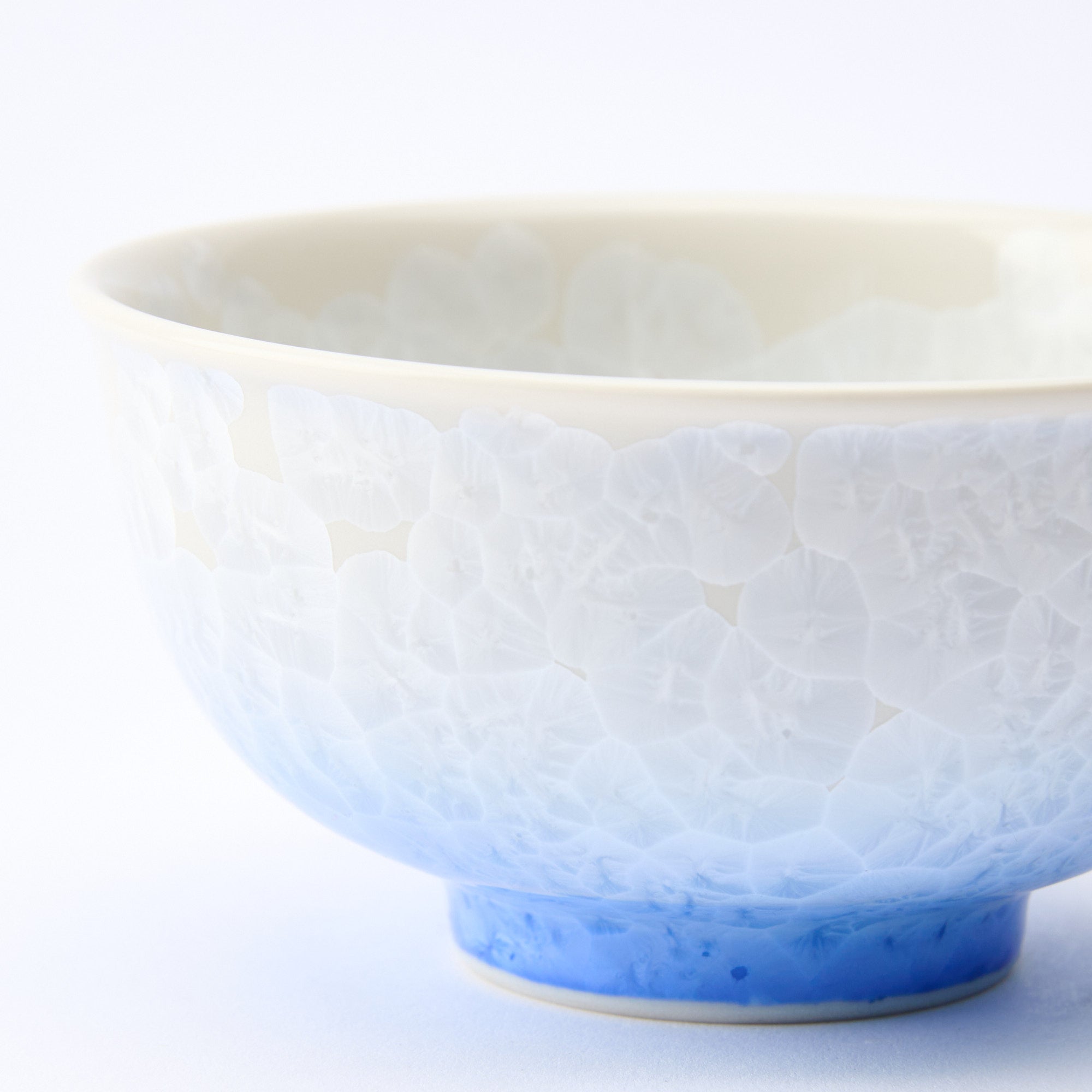 Cuenco de arroz cristalino con flores azules