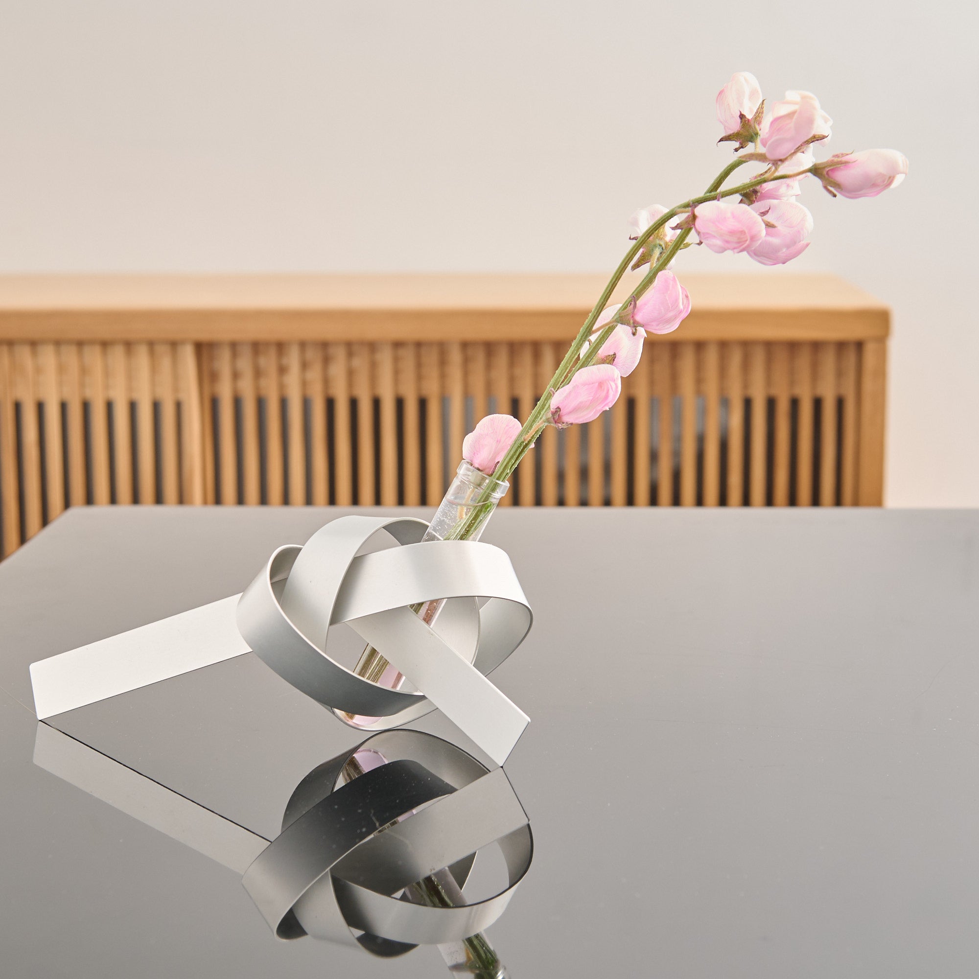 MUSUBI Aluminium-Einzelblumenvase