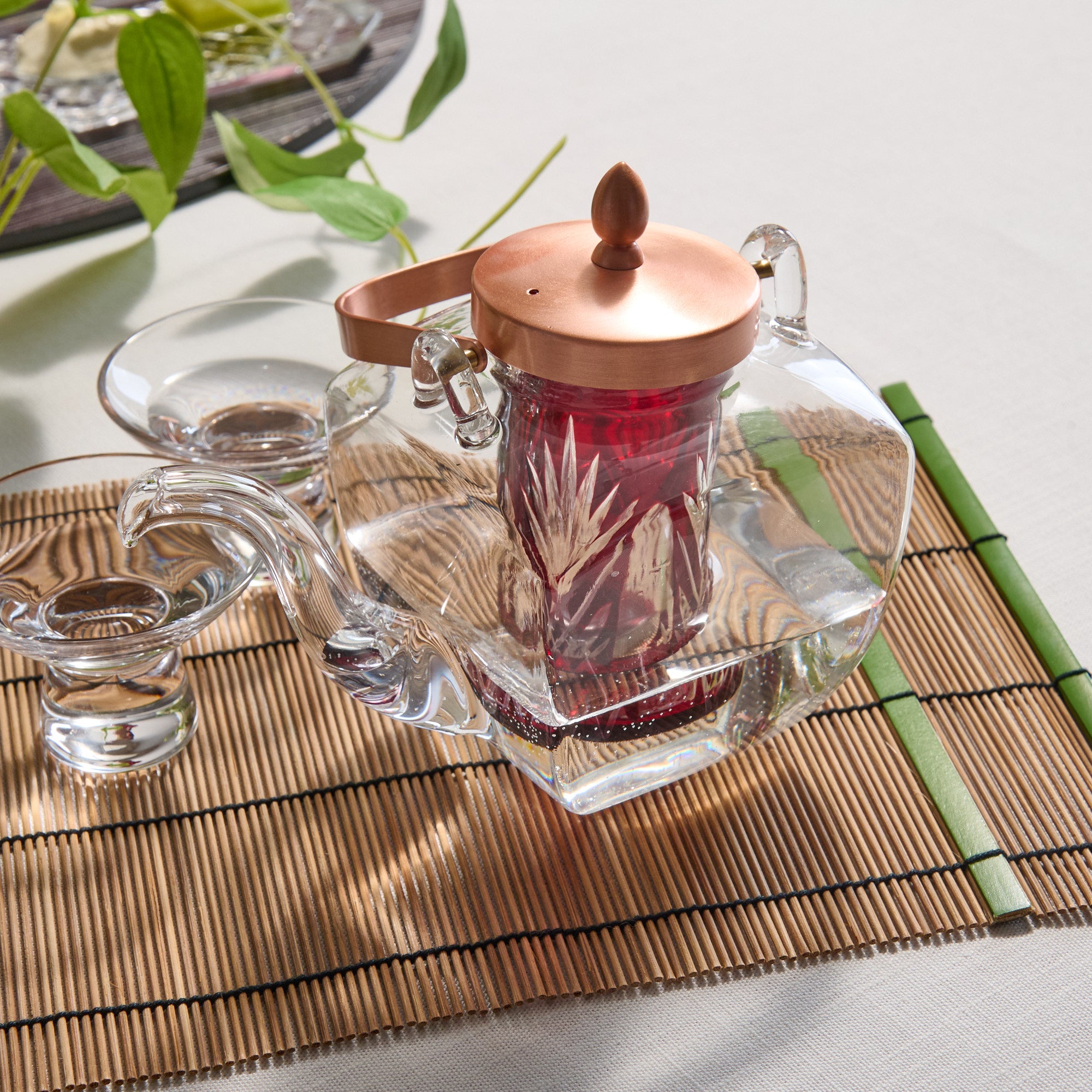 Olla de sake con brillo carmesí