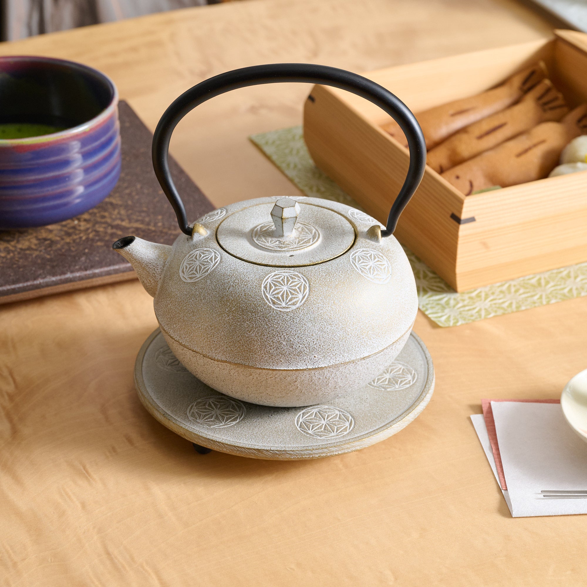 Seven Stars Designed Teapot with Trivet