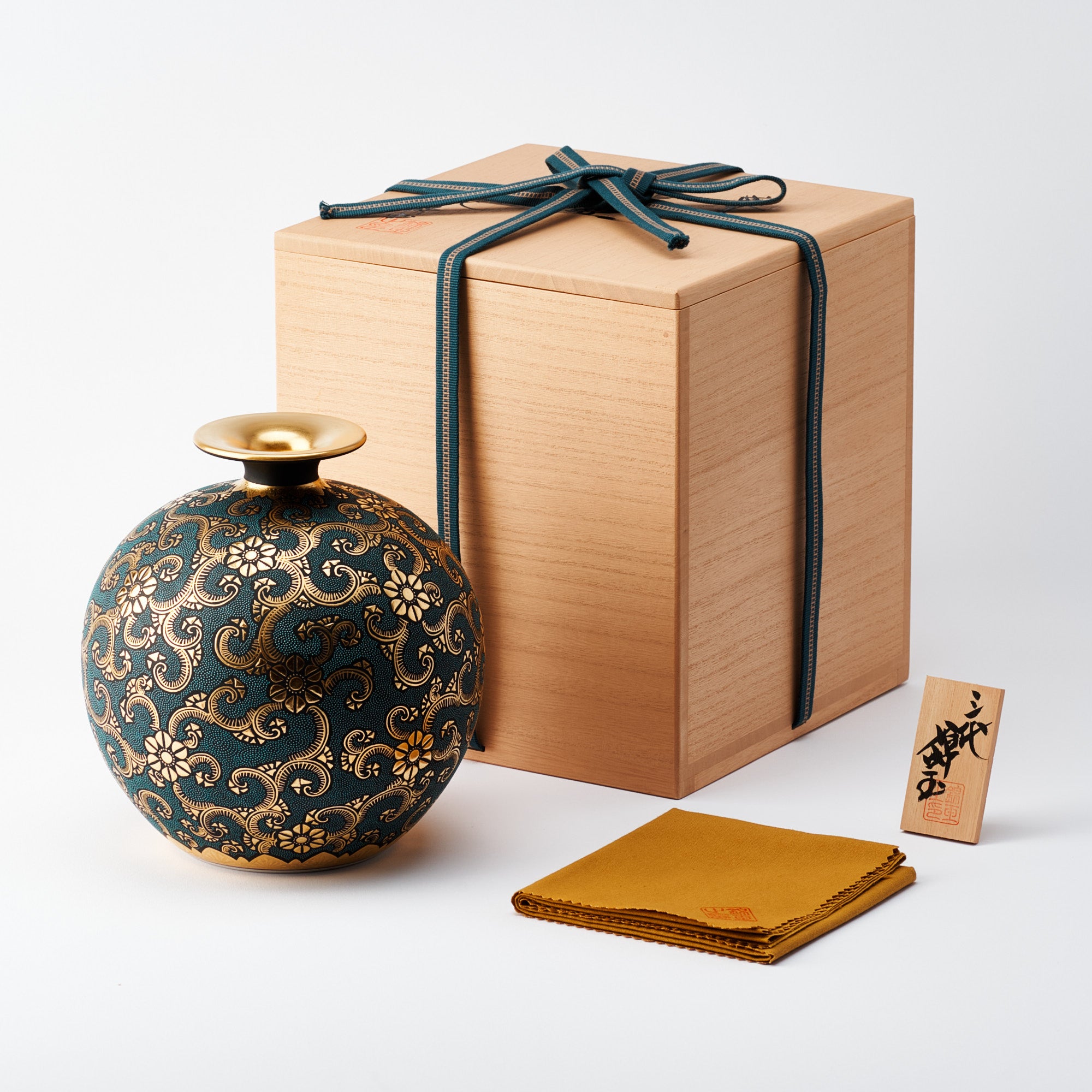 Morikin Clematis Arabesque Aochibu Round Vase