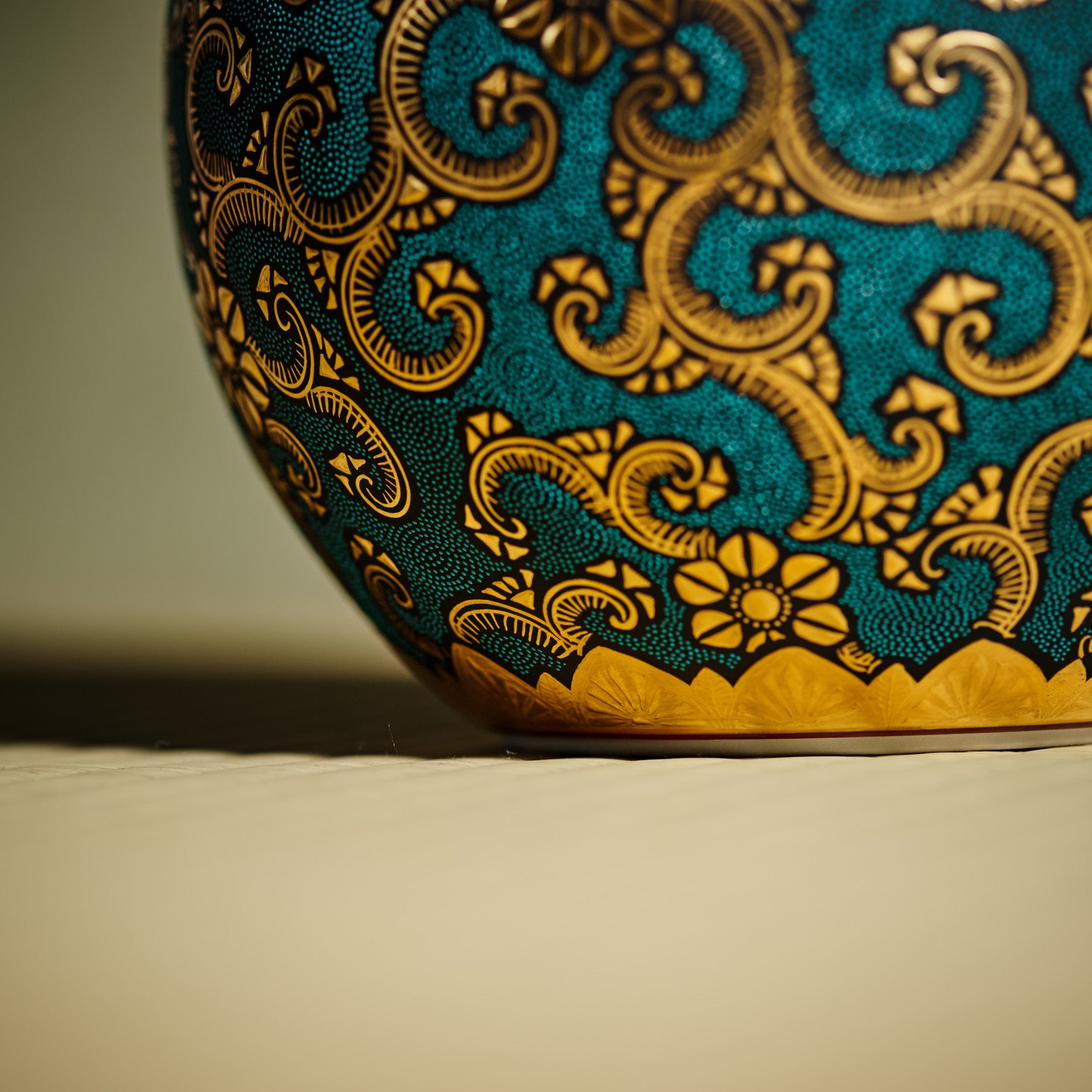 Morikin Clematis Arabesque Aochibu Round Vase