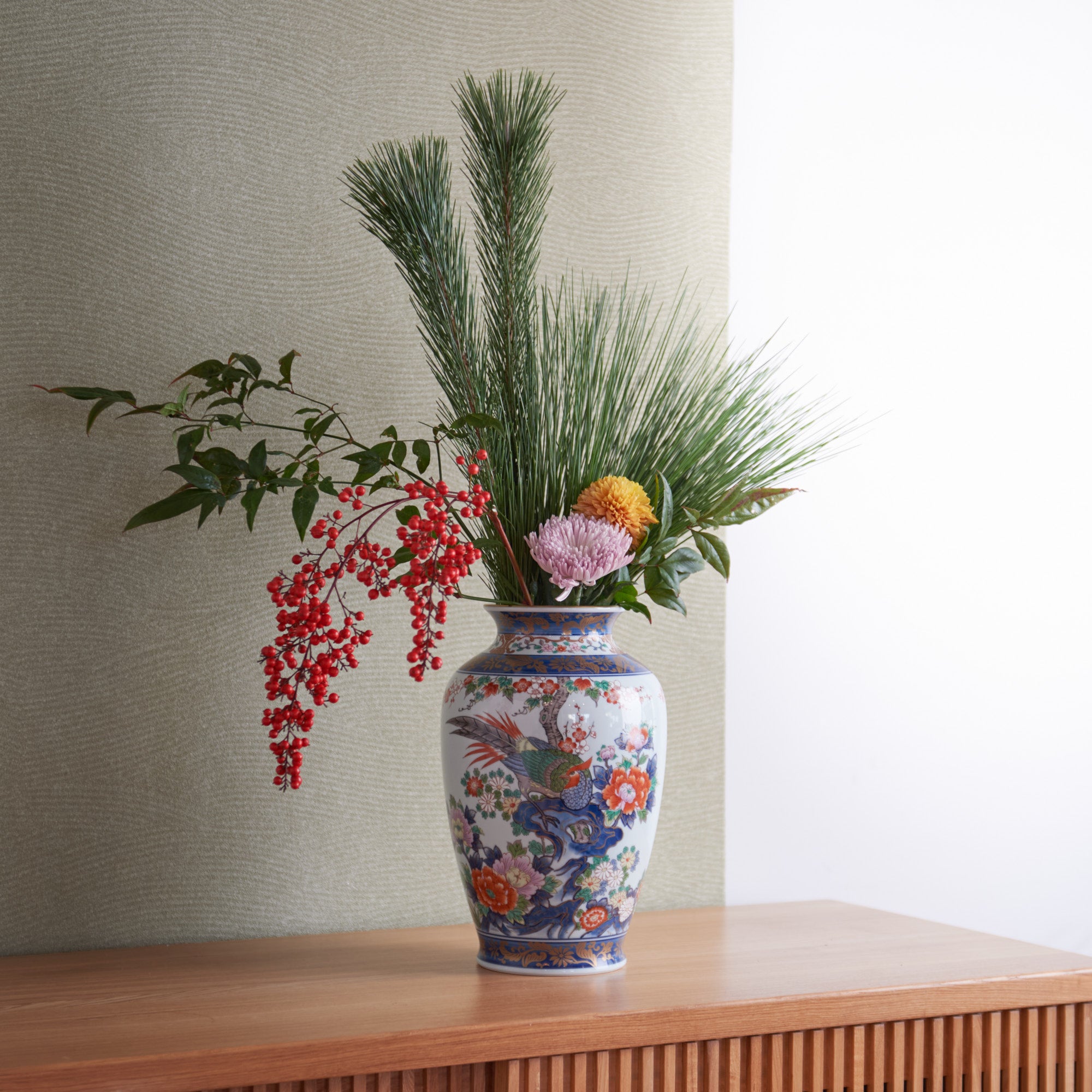 Jarrón de flores con forma de pájaro y flor de roca Yazaemon Somenishiki