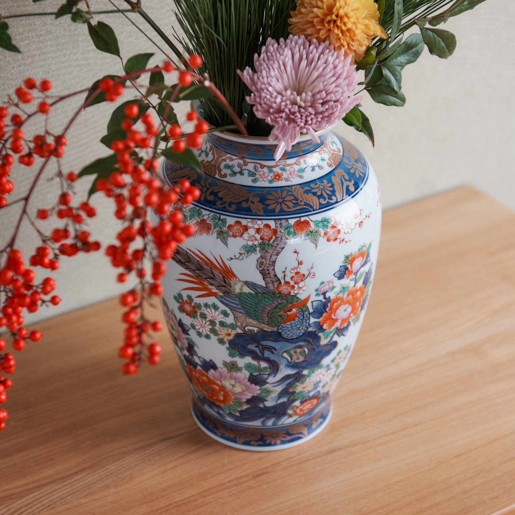 Jarrón de flores con forma de pájaro y flor de roca Yazaemon Somenishiki