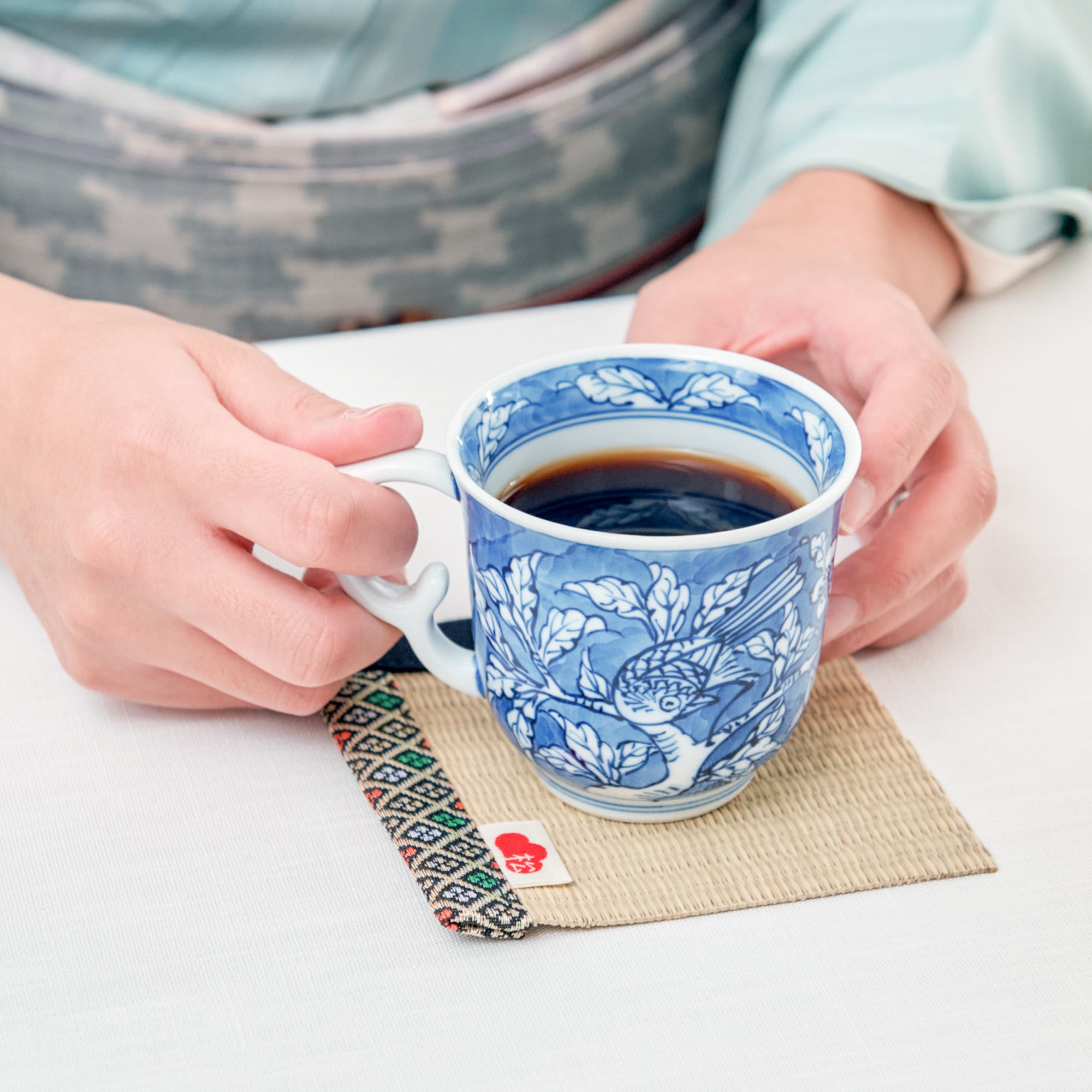 Taza de flores y pájaros