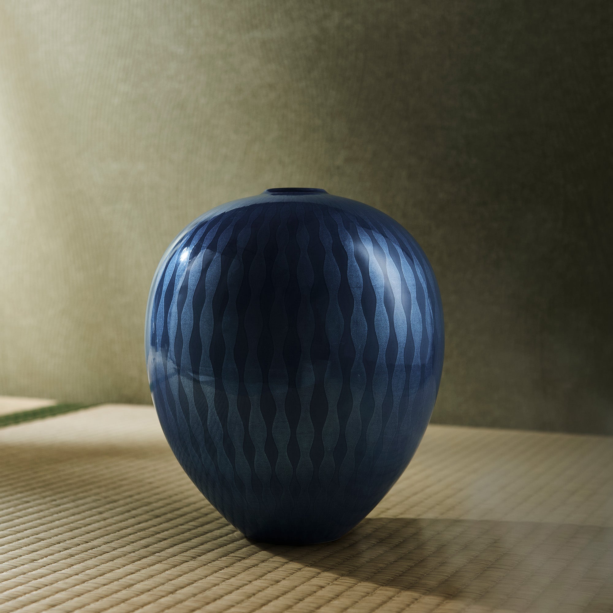 Yuri-Ginsai Pale Azure Rising Steam Pattern Vase