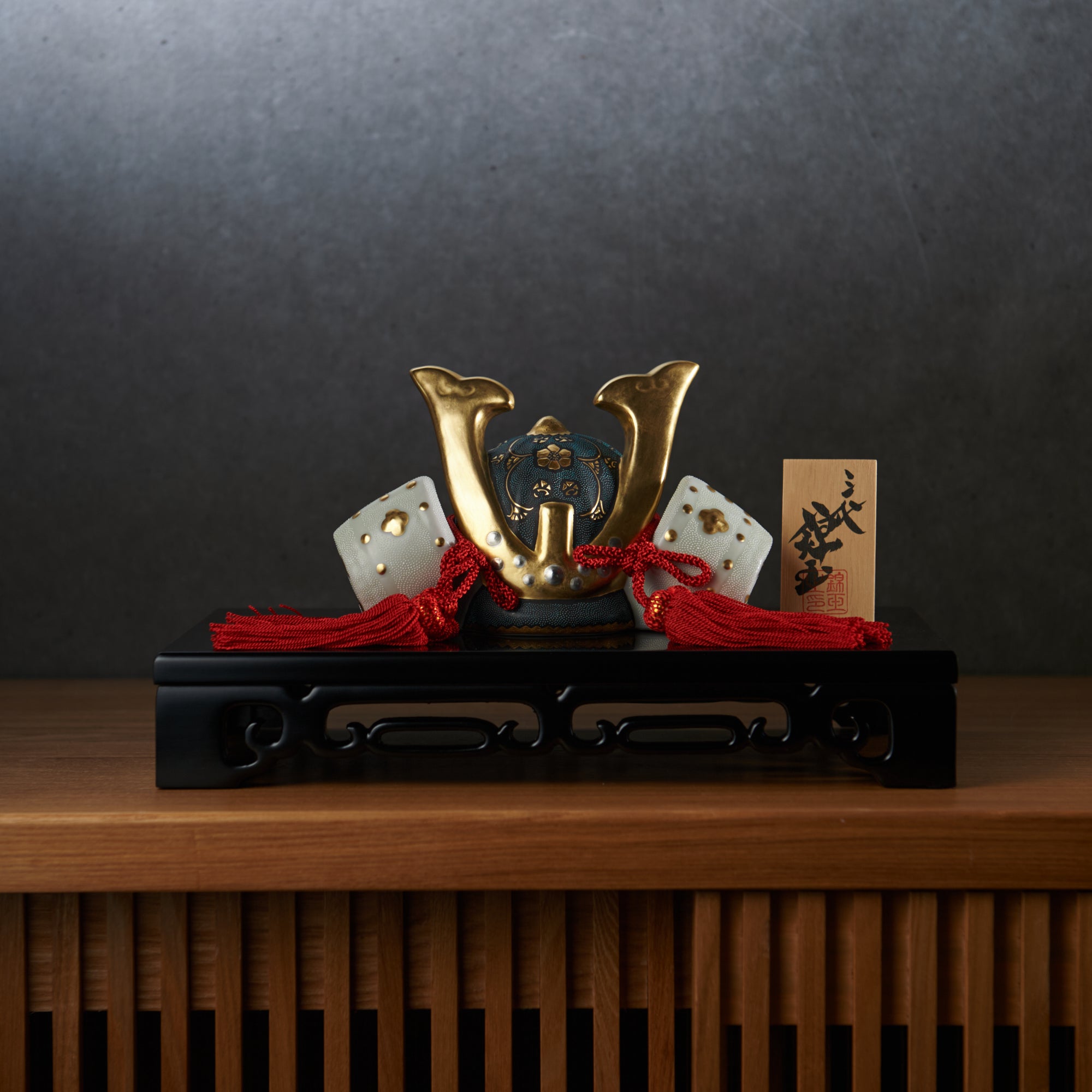 Morikin Aochibu und Shirochibu Hosoge Muster Kabuto Samurai Helm Ornament