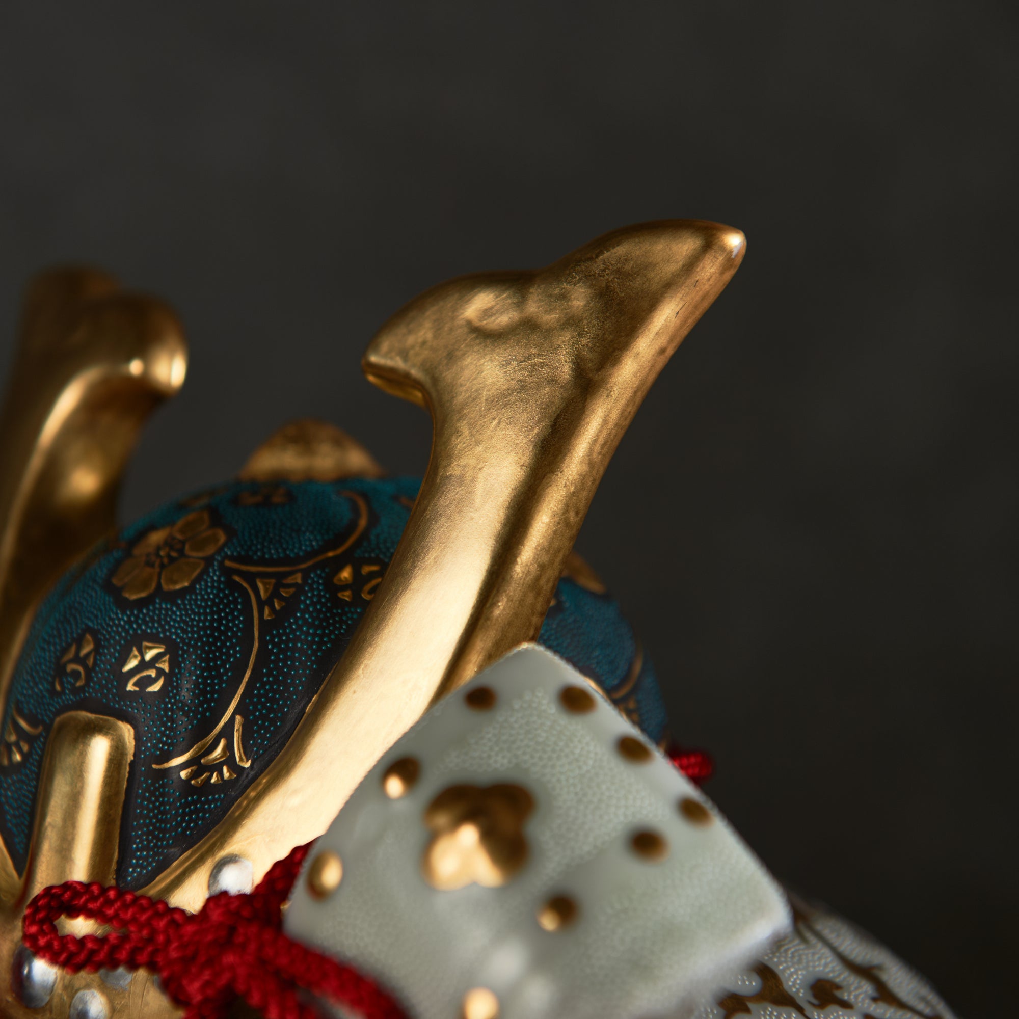 Morikin Aochibu und Shirochibu Hosoge Muster Kabuto Samurai Helm Ornament