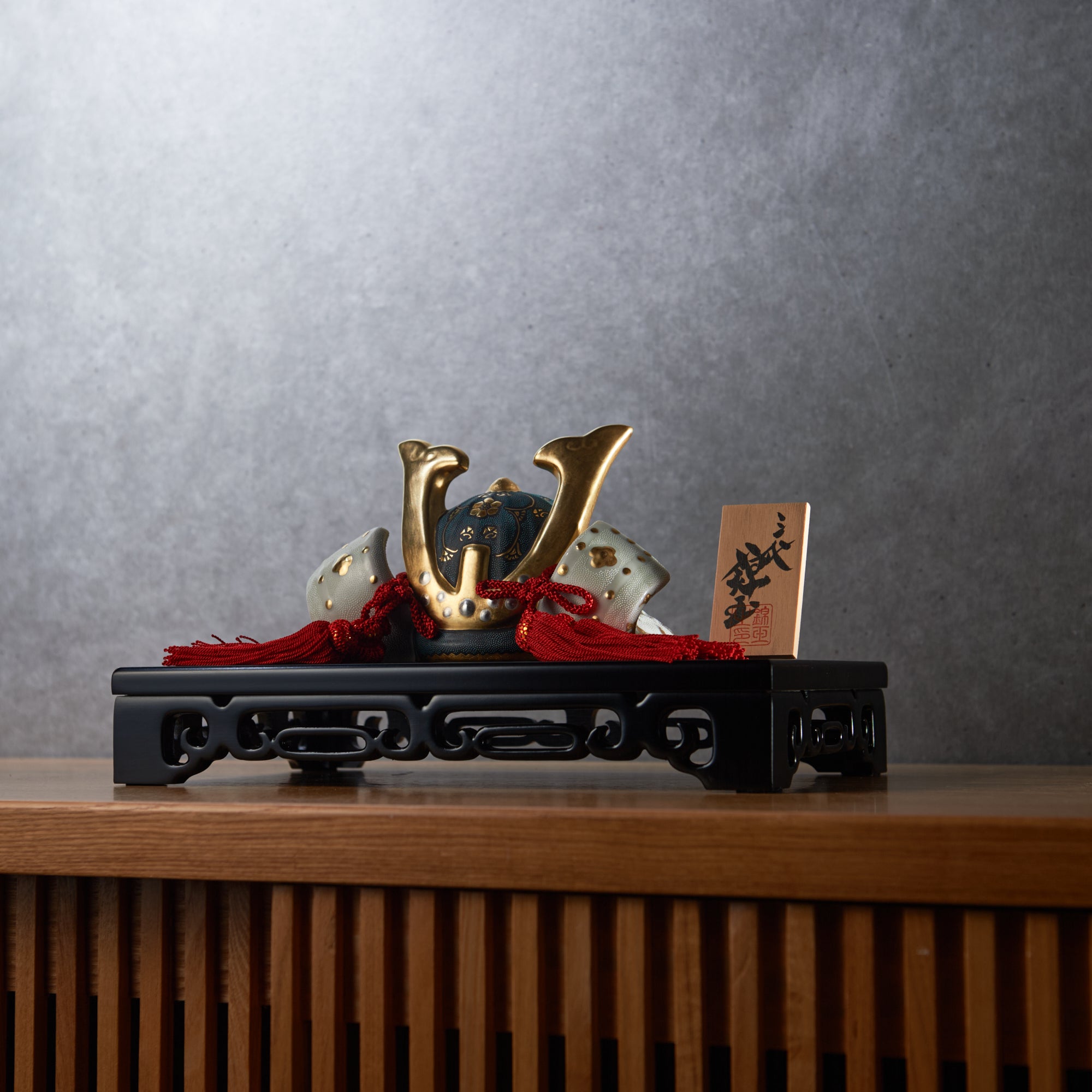 Morikin Aochibu und Shirochibu Hosoge Muster Kabuto Samurai Helm Ornament