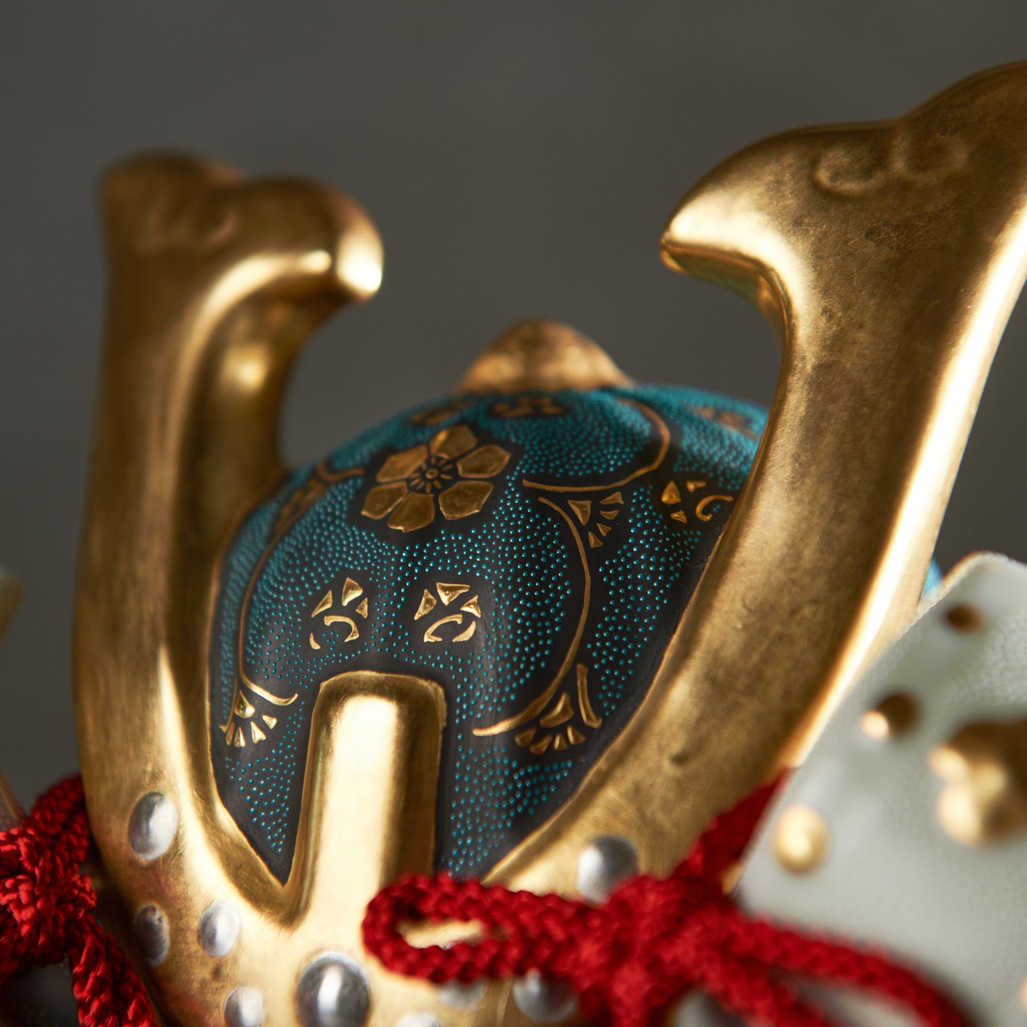 Morikin Aochibu und Shirochibu Hosoge Muster Kabuto Samurai Helm Ornament