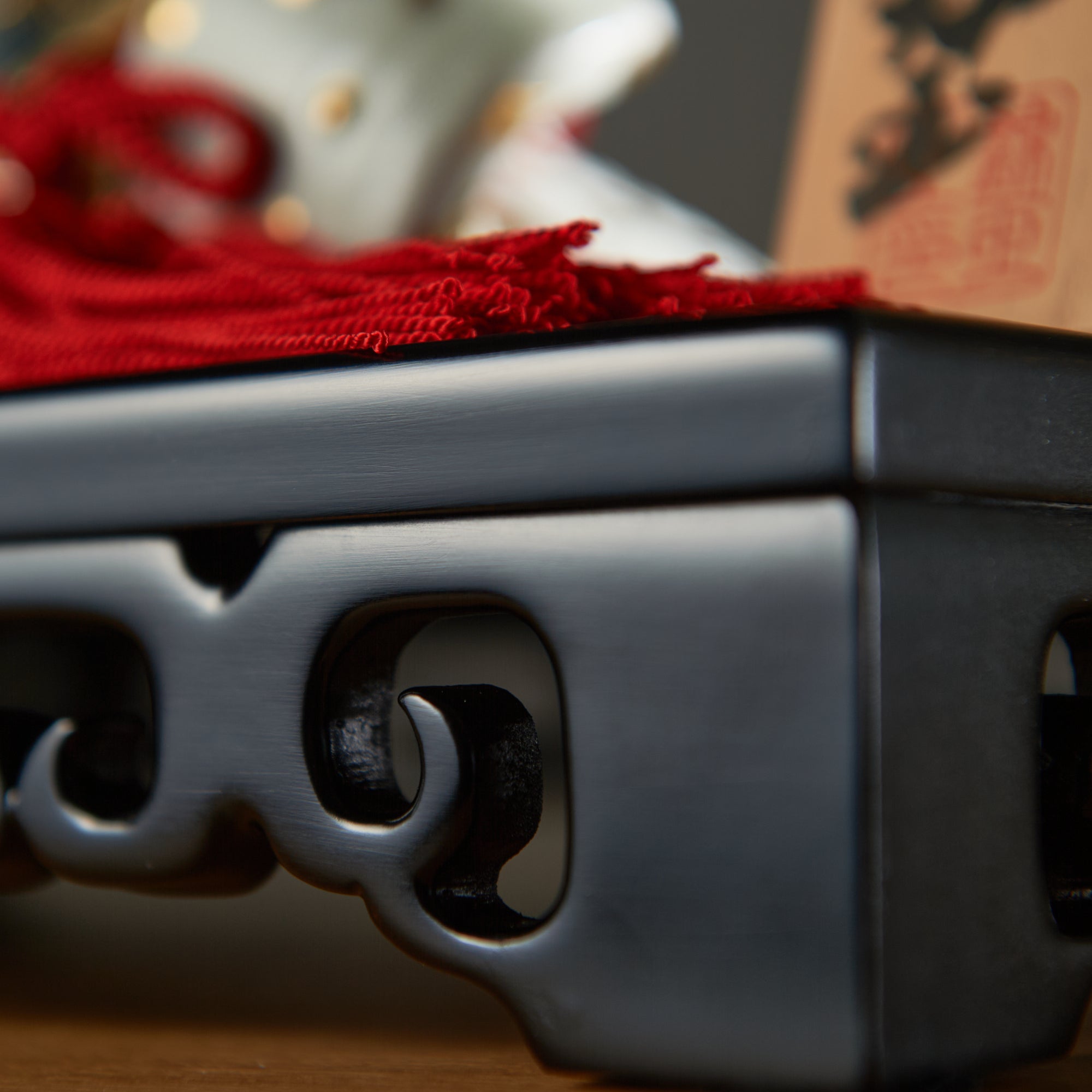 Morikin Aochibu und Shirochibu Hosoge Muster Kabuto Samurai Helm Ornament