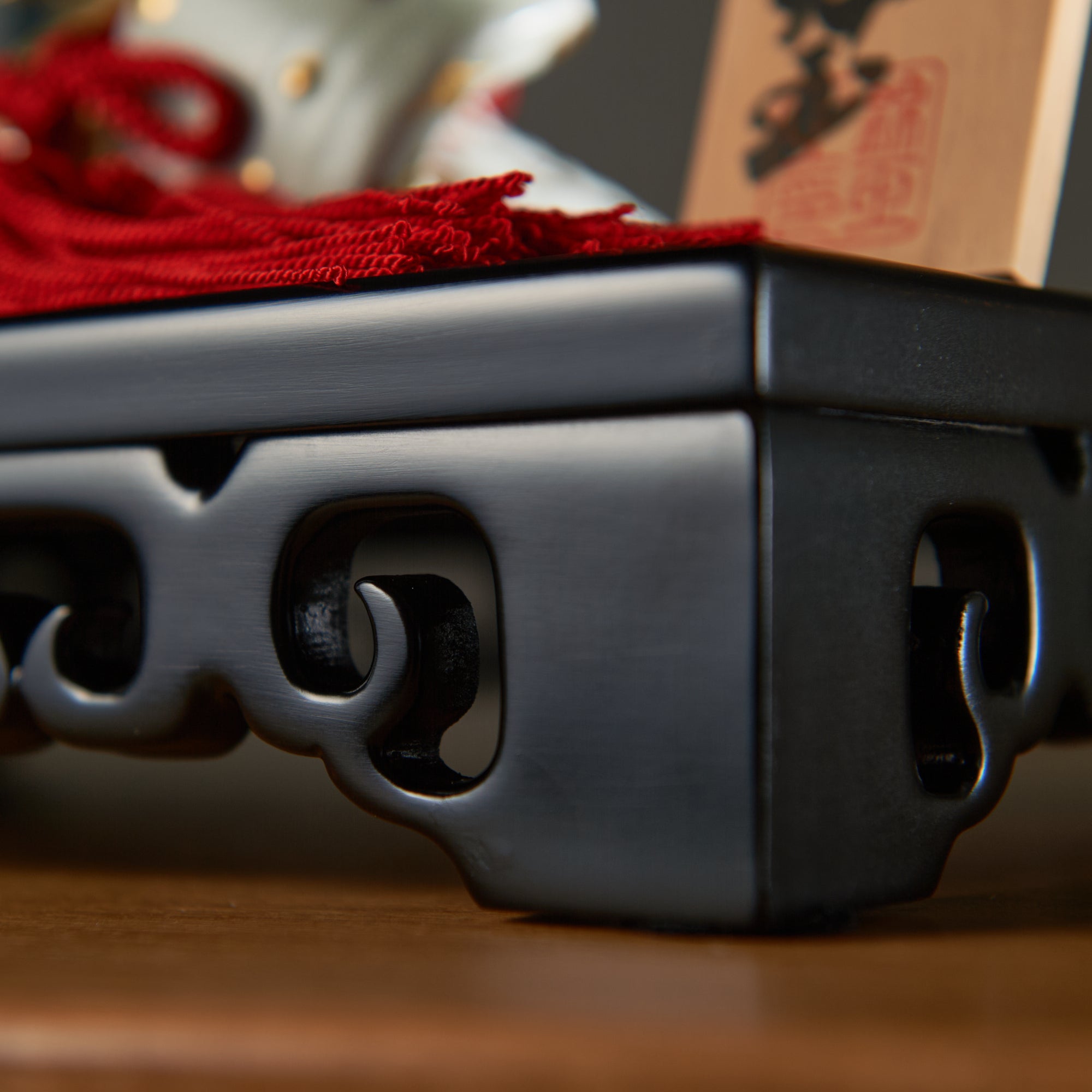 Morikin Aochibu und Shirochibu Hosoge Muster Kabuto Samurai Helm Ornament