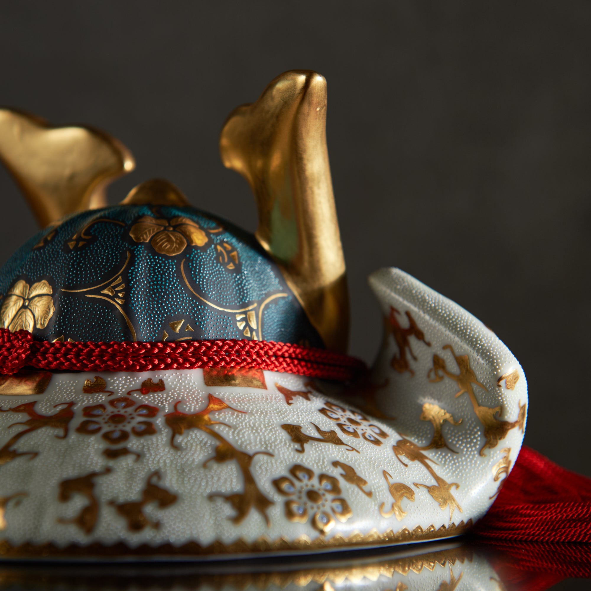 Morikin Aochibu und Shirochibu Hosoge Muster Kabuto Samurai Helm Ornament