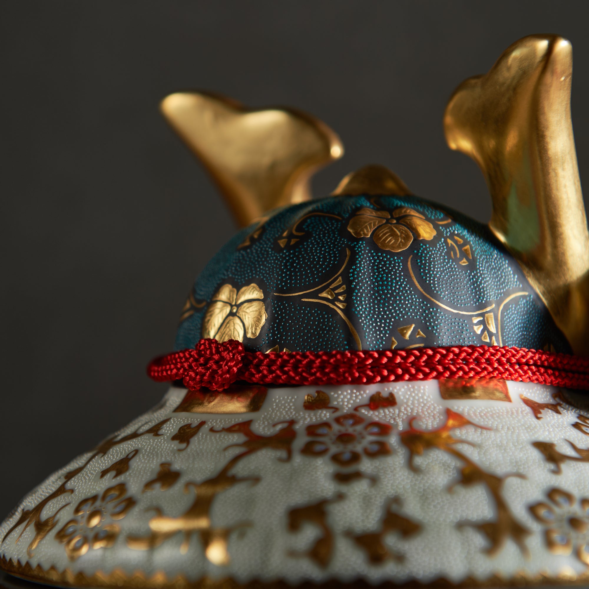 Morikin Aochibu und Shirochibu Hosoge Muster Kabuto Samurai Helm Ornament