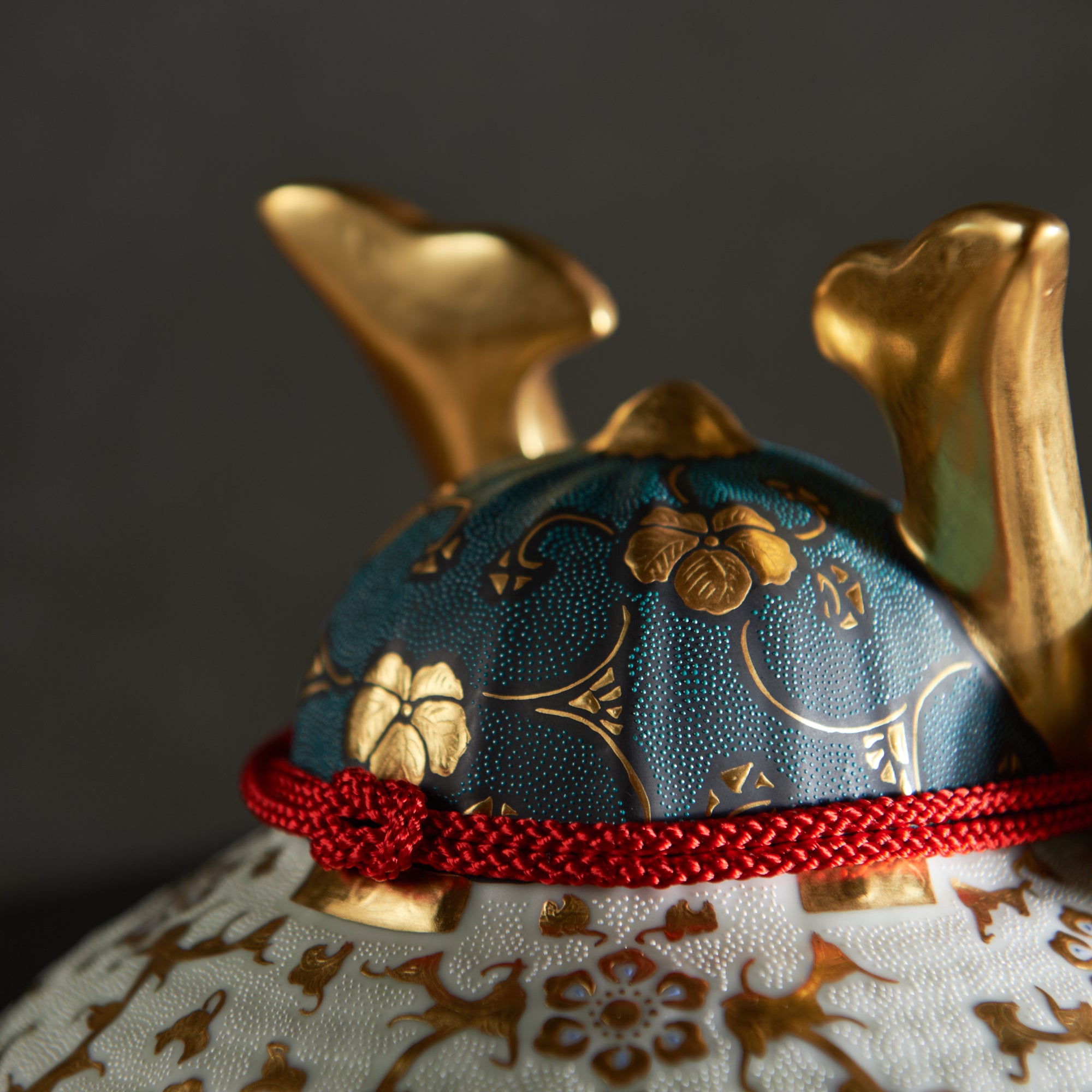 Morikin Aochibu und Shirochibu Hosoge Muster Kabuto Samurai Helm Ornament