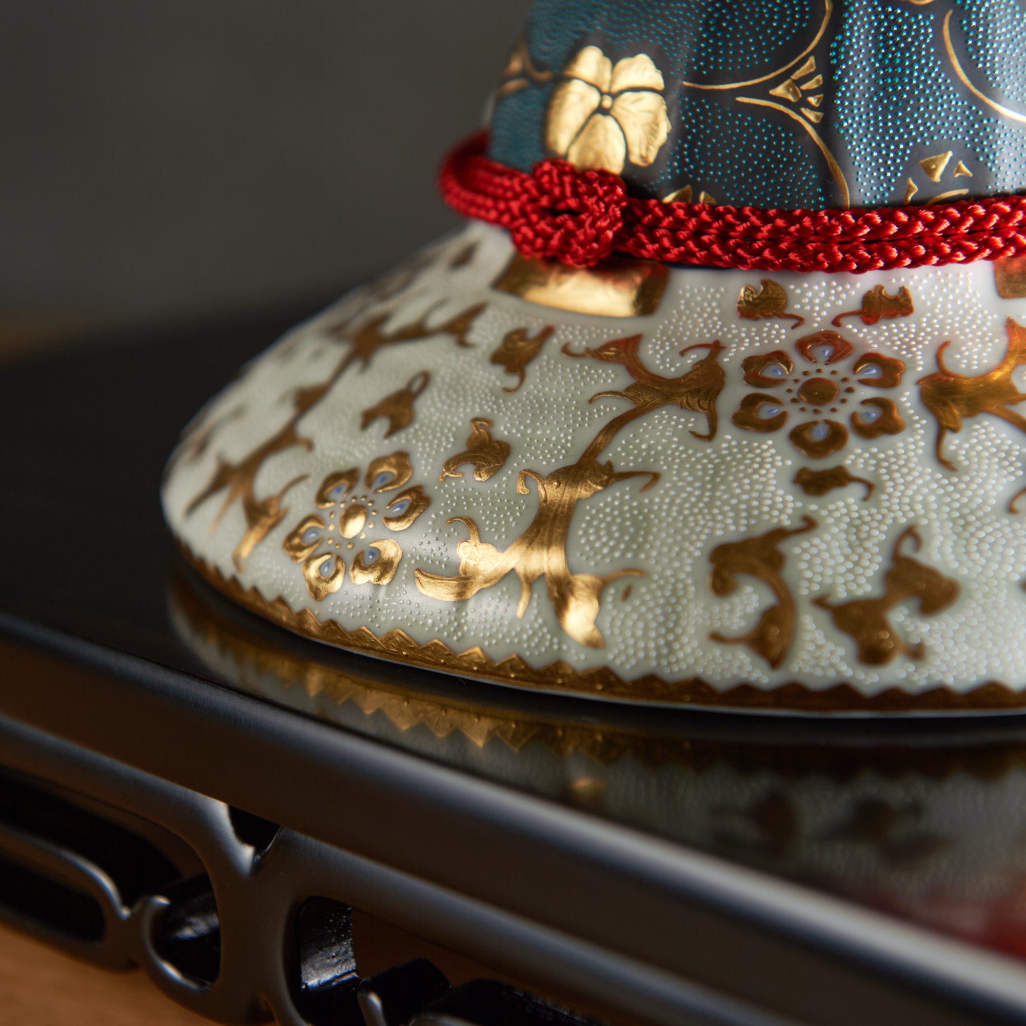 Morikin Aochibu und Shirochibu Hosoge Muster Kabuto Samurai Helm Ornament