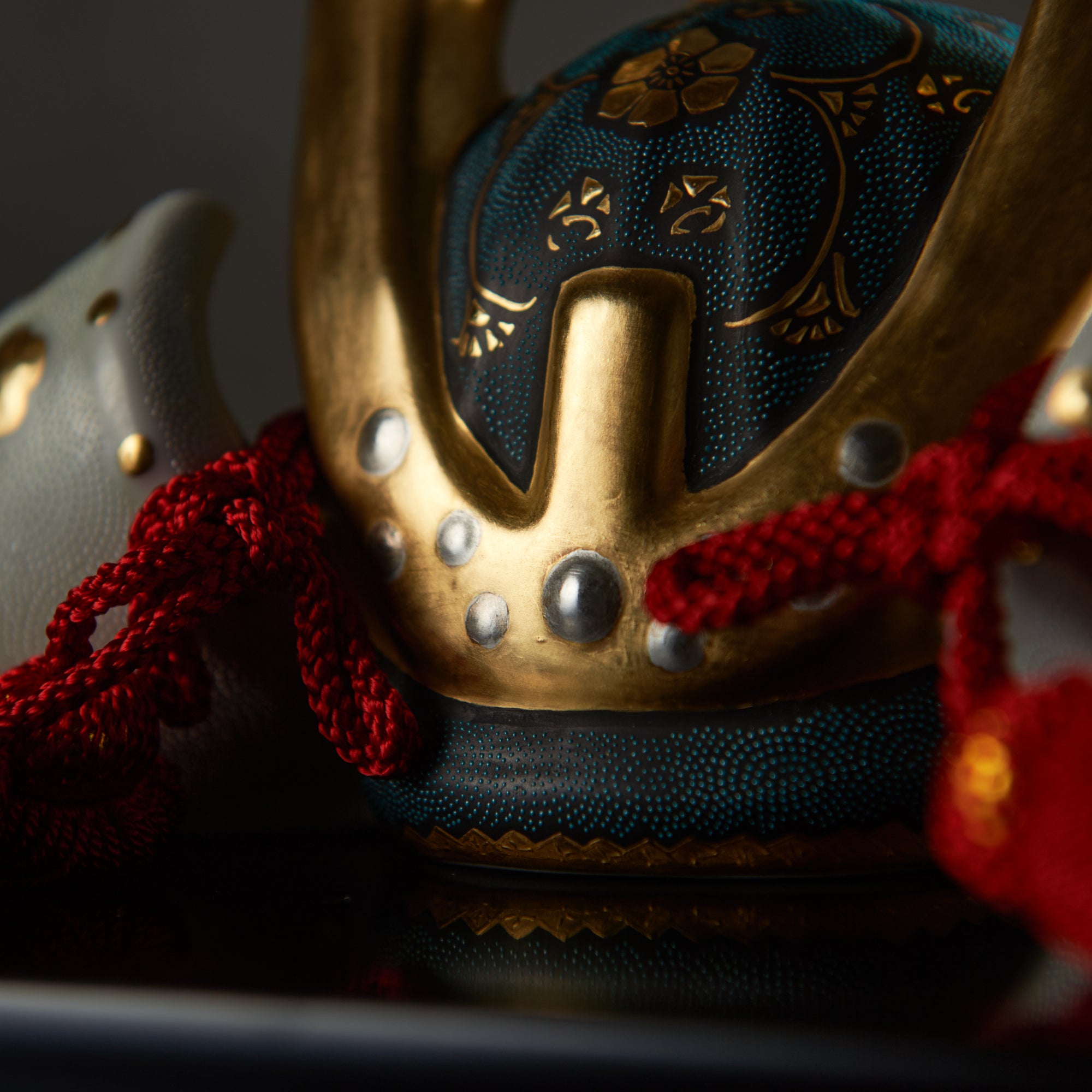 Morikin Aochibu und Shirochibu Hosoge Muster Kabuto Samurai Helm Ornament