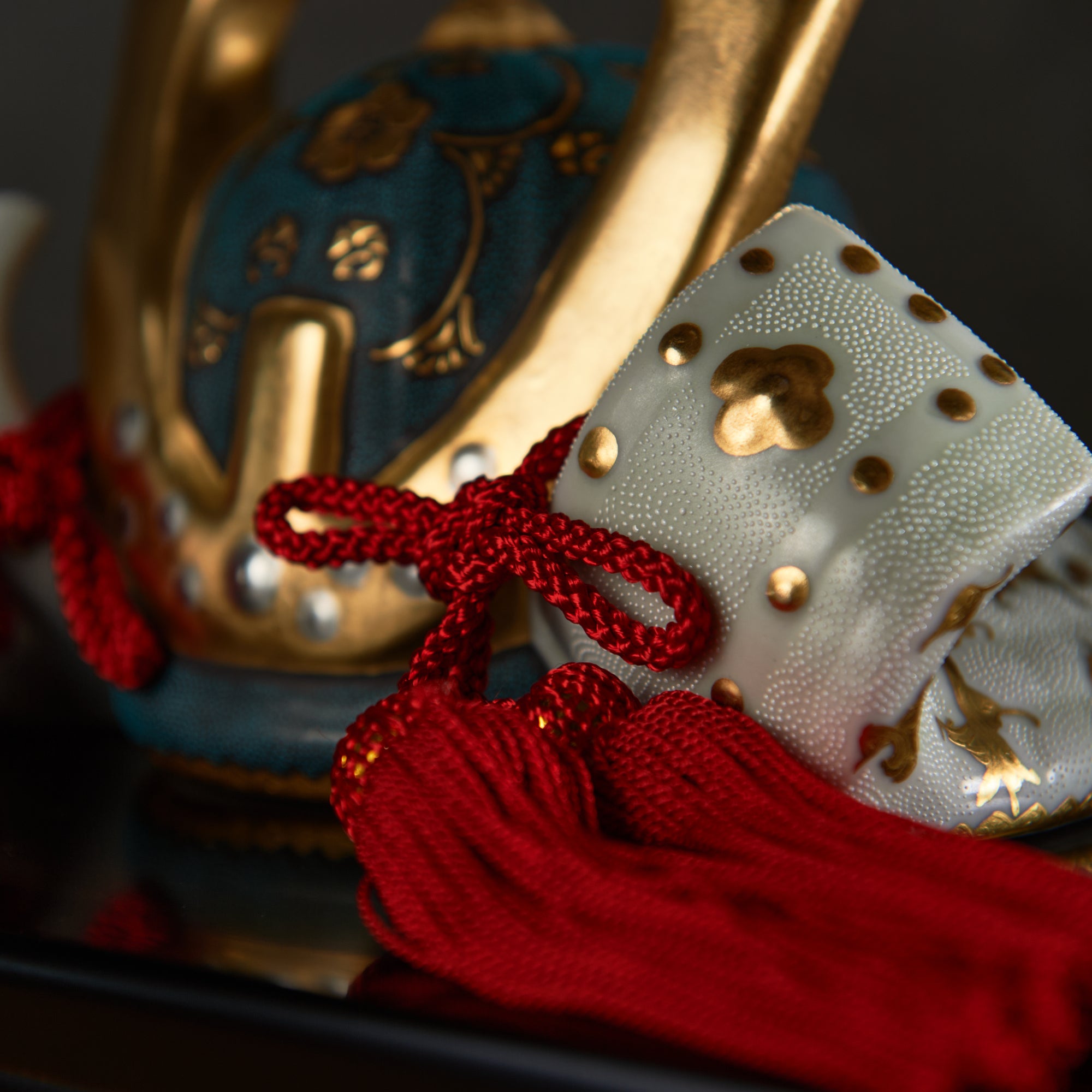 Morikin Aochibu und Shirochibu Hosoge Muster Kabuto Samurai Helm Ornament