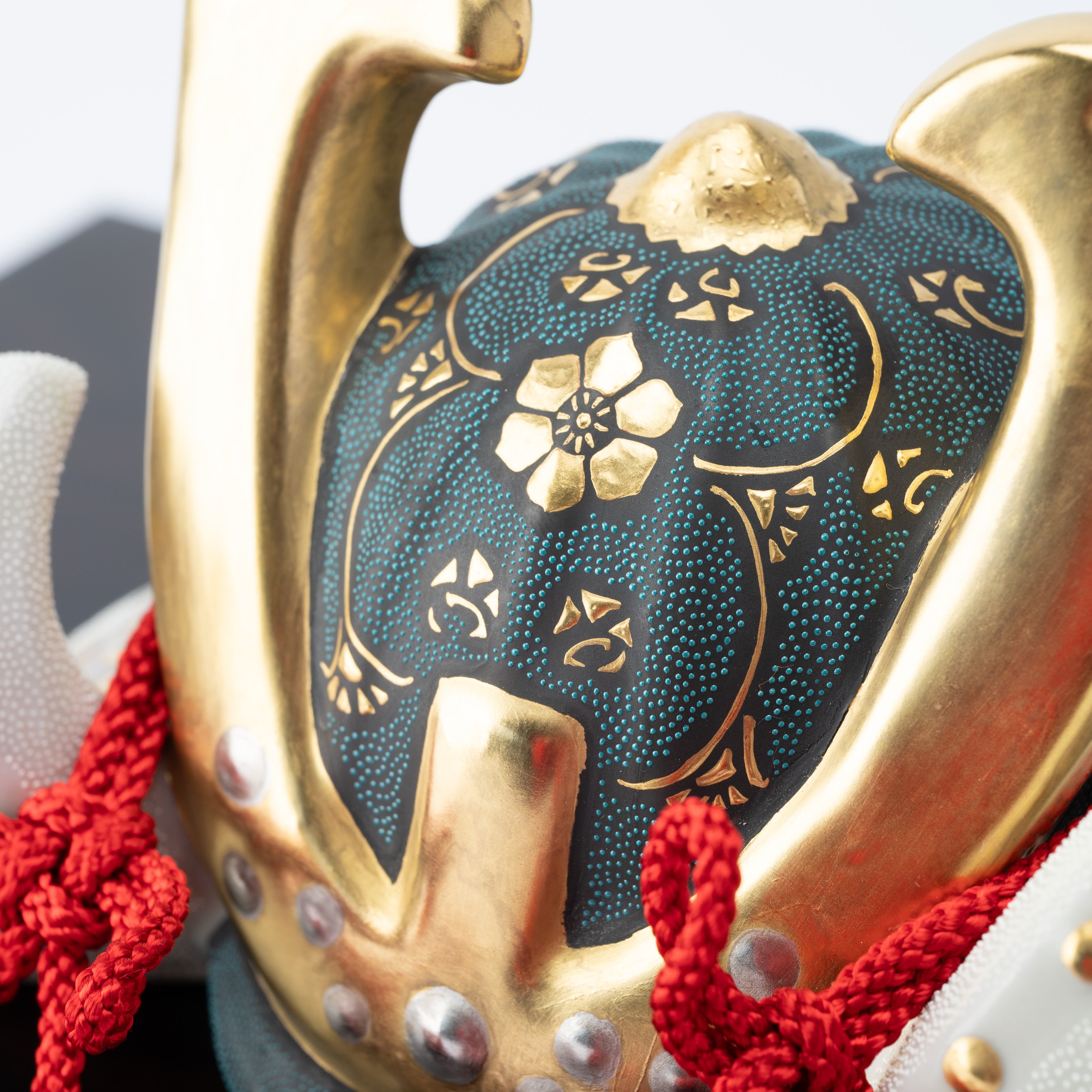 Morikin Aochibu und Shirochibu Hosoge Muster Kabuto Samurai Helm Ornament