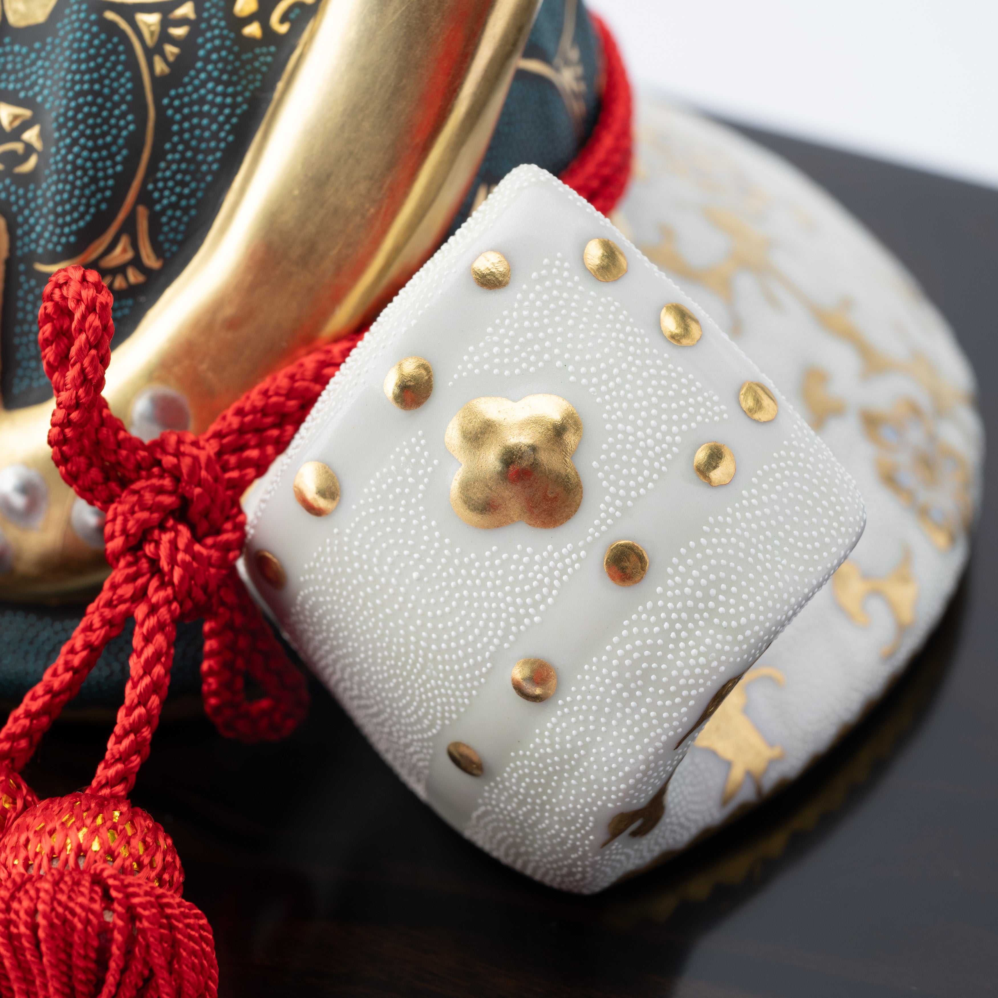 Morikin Aochibu und Shirochibu Hosoge Muster Kabuto Samurai Helm Ornament