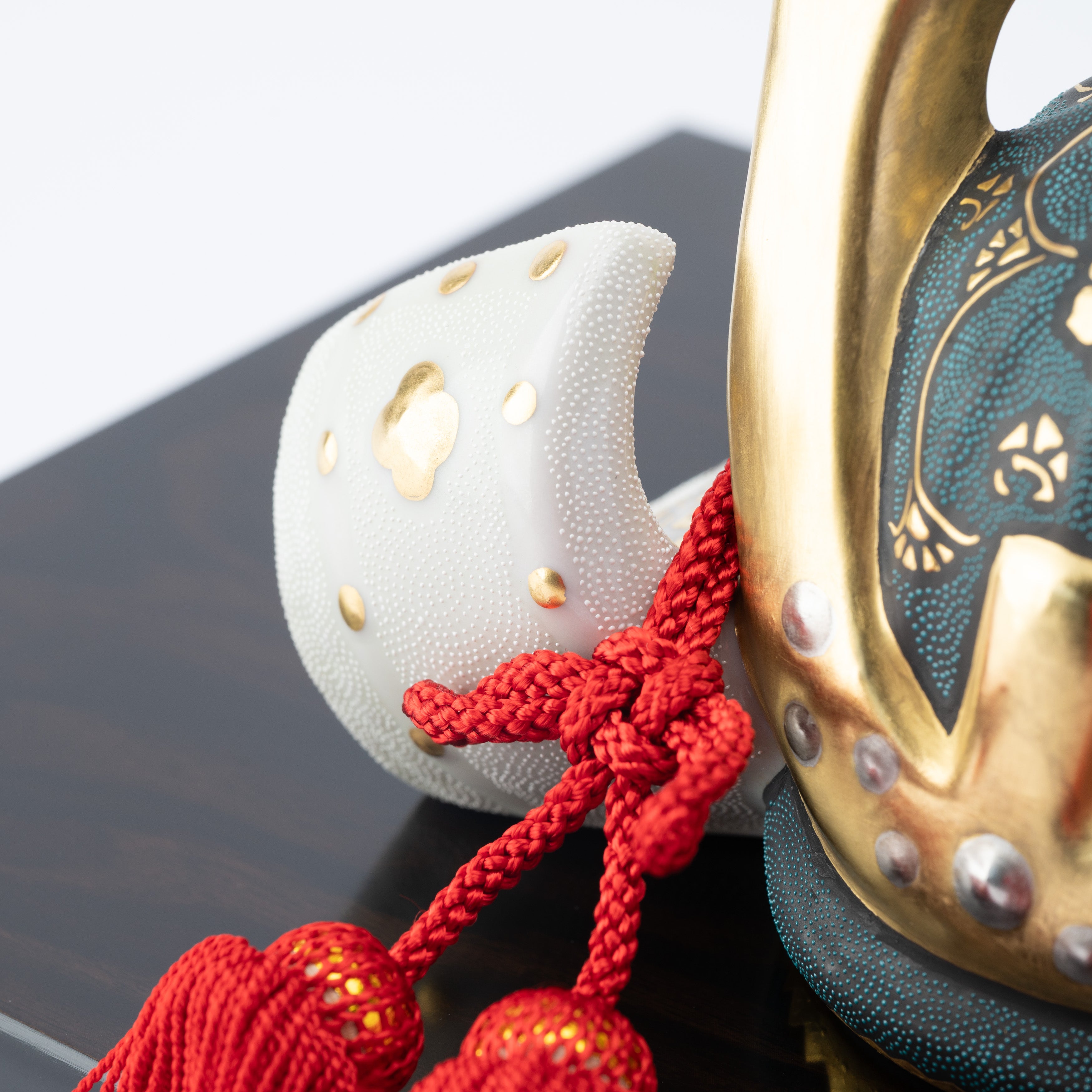 Morikin Aochibu und Shirochibu Hosoge Muster Kabuto Samurai Helm Ornament