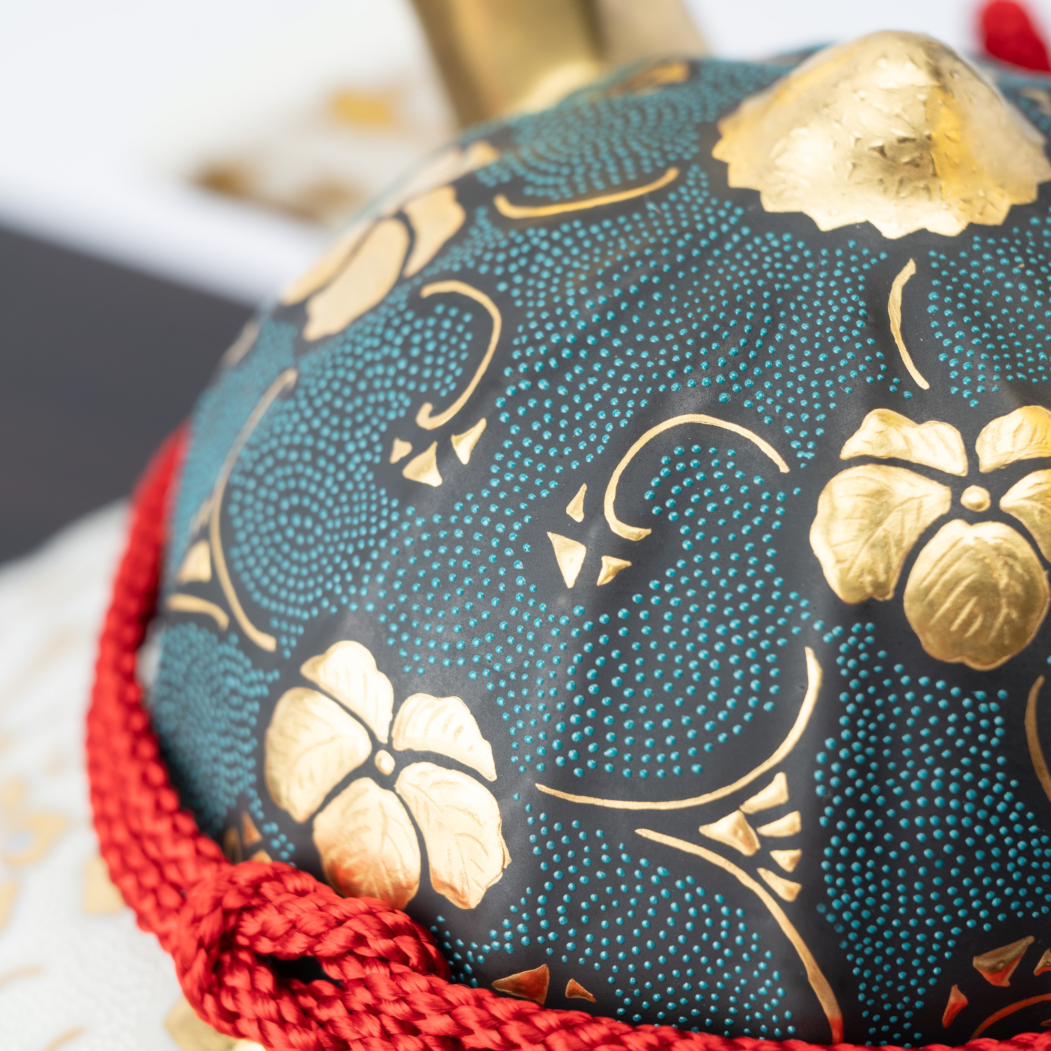 Morikin Aochibu und Shirochibu Hosoge Muster Kabuto Samurai Helm Ornament