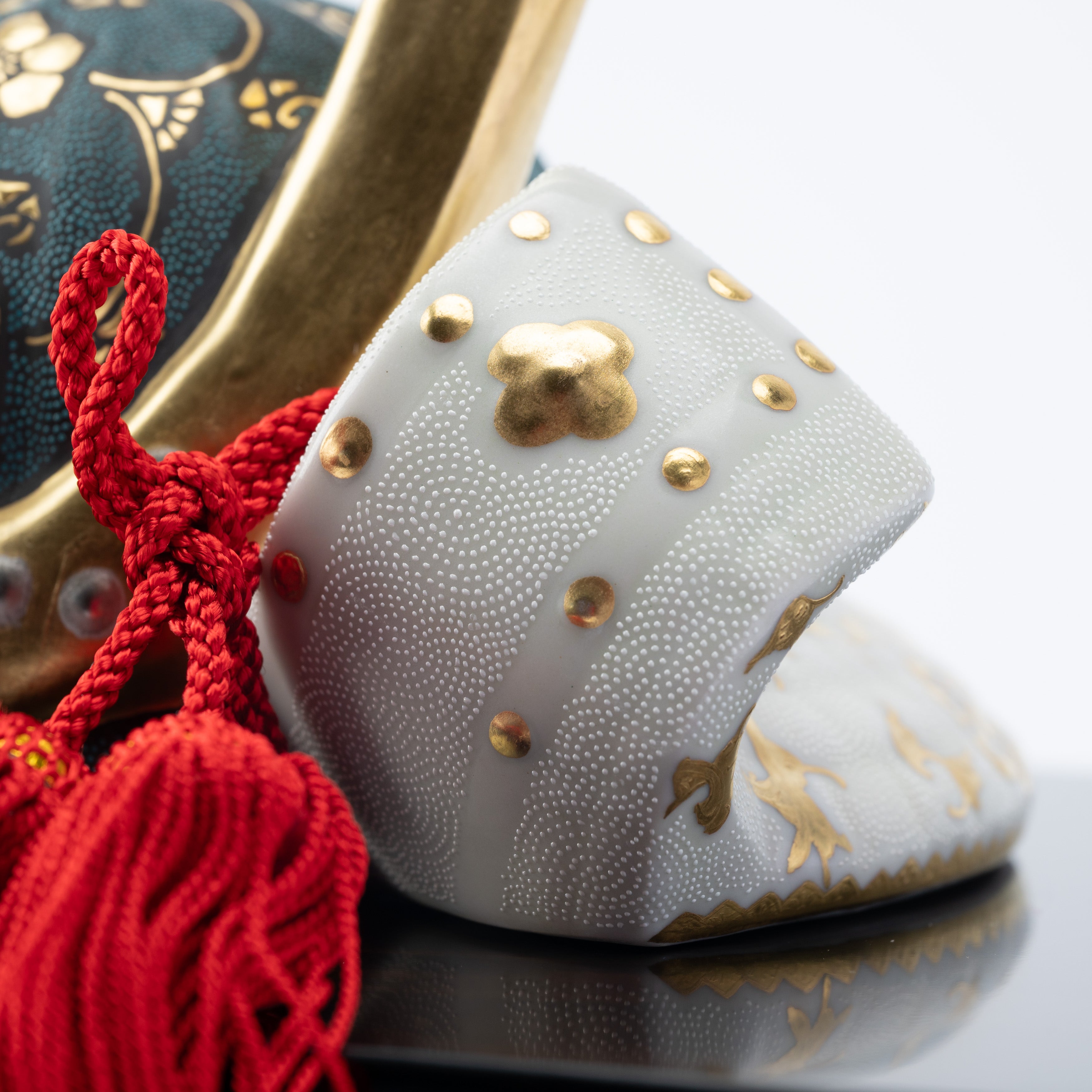 Morikin Aochibu und Shirochibu Hosoge Muster Kabuto Samurai Helm Ornament